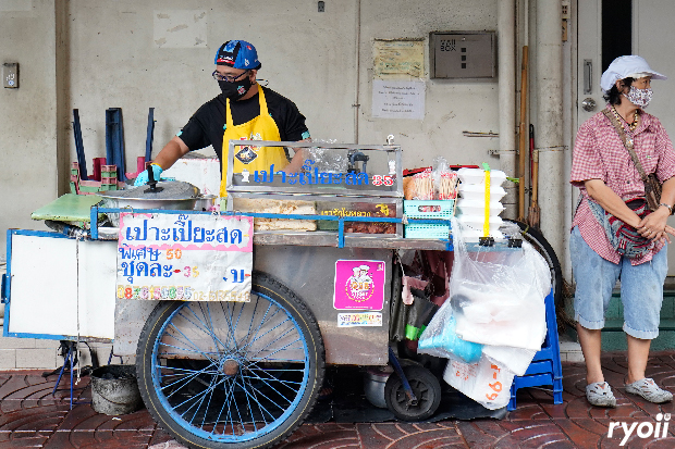 แดงราชาหอยทอด, เปาะเปี๊ยะสด ตรอกสุกร, SO-K cafe, เช็งซิมอี๊ (แป้งกลมอารมณ์ดี), ก๋วยเตี๋ยวตรอกโรงหมู, ข้าวมันไก่พิชัยไก่ตอน, Scoopp, ข้าวขาหมู "มันอยู่ในกระทะ"ตรอกโรงหมู, เบ๊ซุ่นหลี, สีมรกต, สุกี้เตาถ่าน ตรอกโรงหมู, Amass coffee art toys, Kanom Donut, ก๋วยเตี๋ยวหมูตุ๋นเจ๊ปู