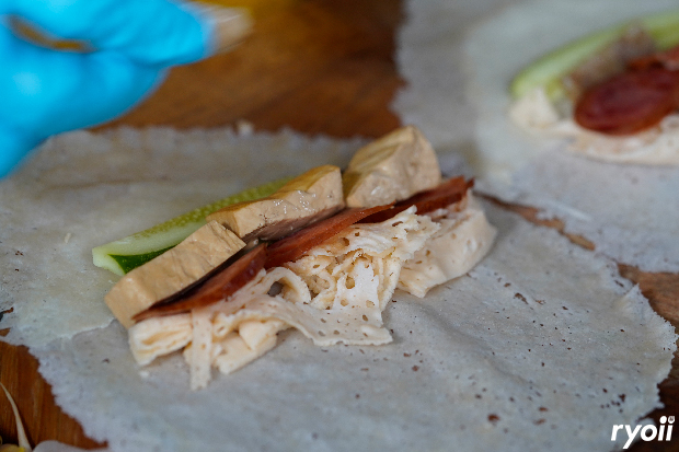 แดงราชาหอยทอด, เปาะเปี๊ยะสด ตรอกสุกร, SO-K cafe, เช็งซิมอี๊ (แป้งกลมอารมณ์ดี), ก๋วยเตี๋ยวตรอกโรงหมู, ข้าวมันไก่พิชัยไก่ตอน, Scoopp, ข้าวขาหมู "มันอยู่ในกระทะ"ตรอกโรงหมู, เบ๊ซุ่นหลี, สีมรกต, สุกี้เตาถ่าน ตรอกโรงหมู, Amass coffee art toys, Kanom Donut, ก๋วยเตี๋ยวหมูตุ๋นเจ๊ปู