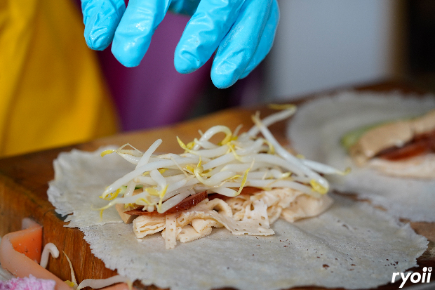 แดงราชาหอยทอด, เปาะเปี๊ยะสด ตรอกสุกร, SO-K cafe, เช็งซิมอี๊ (แป้งกลมอารมณ์ดี), ก๋วยเตี๋ยวตรอกโรงหมู, ข้าวมันไก่พิชัยไก่ตอน, Scoopp, ข้าวขาหมู "มันอยู่ในกระทะ"ตรอกโรงหมู, เบ๊ซุ่นหลี, สีมรกต, สุกี้เตาถ่าน ตรอกโรงหมู, Amass coffee art toys, Kanom Donut, ก๋วยเตี๋ยวหมูตุ๋นเจ๊ปู