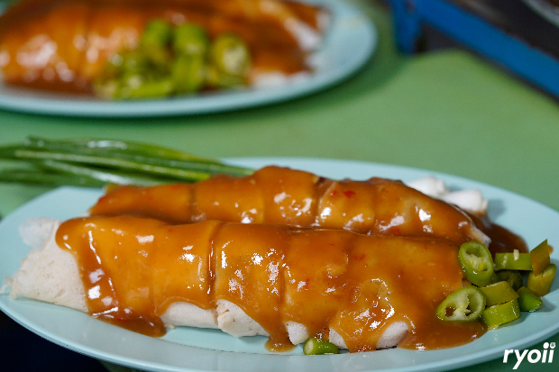 แดงราชาหอยทอด, เปาะเปี๊ยะสด ตรอกสุกร, SO-K cafe, เช็งซิมอี๊ (แป้งกลมอารมณ์ดี), ก๋วยเตี๋ยวตรอกโรงหมู, ข้าวมันไก่พิชัยไก่ตอน, Scoopp, ข้าวขาหมู "มันอยู่ในกระทะ"ตรอกโรงหมู, เบ๊ซุ่นหลี, สีมรกต, สุกี้เตาถ่าน ตรอกโรงหมู, Amass coffee art toys, Kanom Donut, ก๋วยเตี๋ยวหมูตุ๋นเจ๊ปู