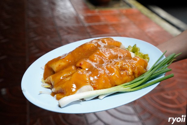 แดงราชาหอยทอด, เปาะเปี๊ยะสด ตรอกสุกร, SO-K cafe, เช็งซิมอี๊ (แป้งกลมอารมณ์ดี), ก๋วยเตี๋ยวตรอกโรงหมู, ข้าวมันไก่พิชัยไก่ตอน, Scoopp, ข้าวขาหมู "มันอยู่ในกระทะ"ตรอกโรงหมู, เบ๊ซุ่นหลี, สีมรกต, สุกี้เตาถ่าน ตรอกโรงหมู, Amass coffee art toys, Kanom Donut, ก๋วยเตี๋ยวหมูตุ๋นเจ๊ปู