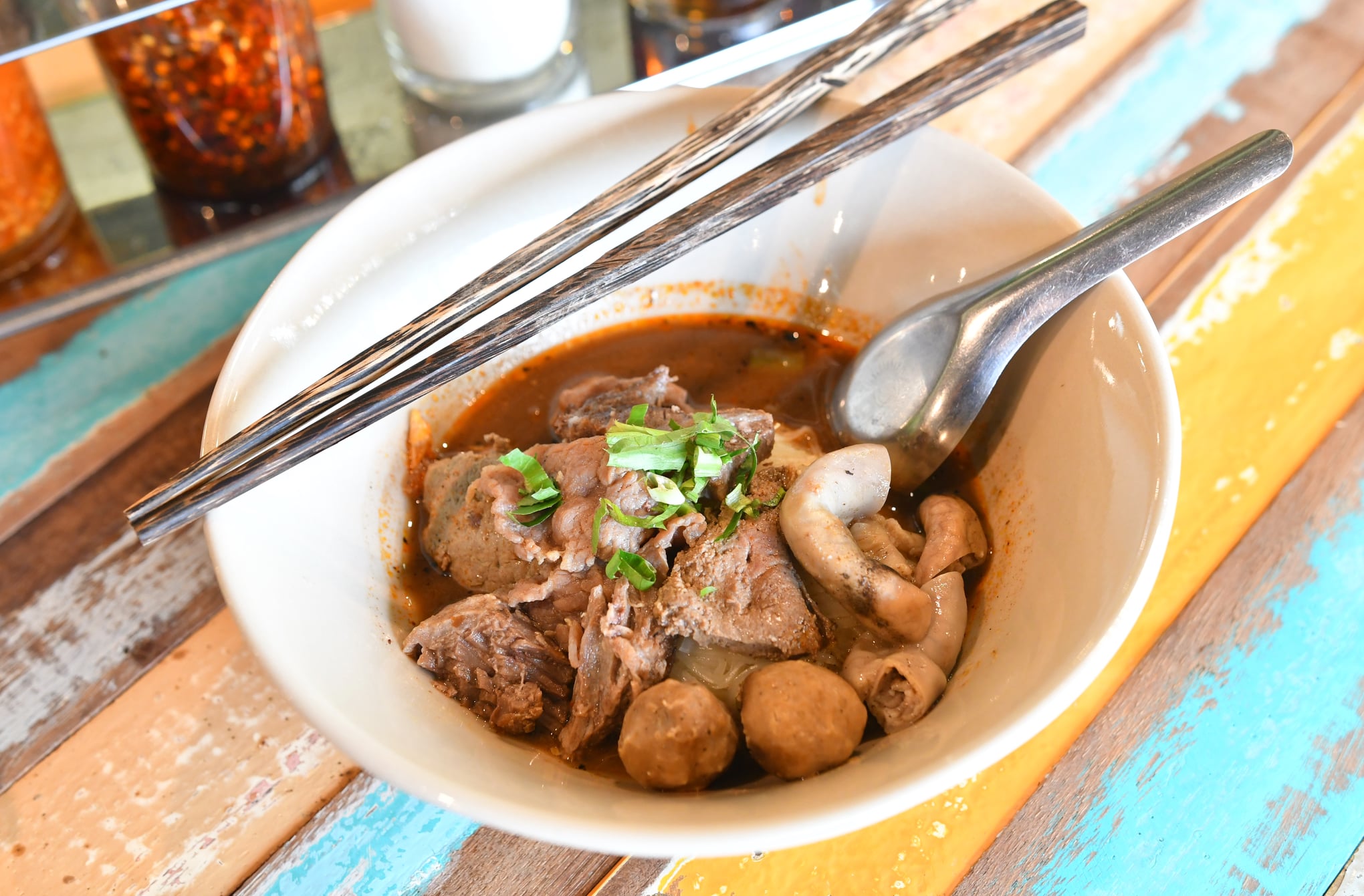 ก๋วยเตี๋ยวเรือในคลอง อยุธยา, กรุงเก่า"เตี๋ยวเรือ", ก๋วยเตี๋ยวเรือลวกปากริมคลอง & หมูกะทะ อยุธยา, ก๋วยเตี๋ยวเรืออยุธยา-โอชินสูตรโบราณ, ร้านก๋วยเตี๋ยวเรือโอ่งบนแพริมแม่น้ำน้อย, ก๋วยเตี๋ยวเรือกิมหลวน อยุธยา, ก๋วยเตี๋ยวเรือ ตาลเดี่ยว'เตี๋ยวเรือ, ก๋วยเตี๊ยวลุงแจ๊ะ (บัวหวาน), ร้านก๋วยเตี๋ยวตาไห (คลองท่อ), ก๋วยเตี๋ยวเรือแม่วันดี อยุธยา, ก๋วยเตี๋ยวเรือแม่ต่วม อยุธยา, ก๋วยเตี๋ยวเรือ เสือร้องไห้, ก๋วยเตี๋ยวเรือ "รสโจ๊ะ" ป้าไวท์, ก๋วยเตี๋ยวเรืออยุธยา ป้าษา2, ก๋วยเตี๋ยววัดใหญ่, ก๋วยเตี๋ยวเรือห้อยขา อยุธยา, ก๋วยเตี๋ยวเรือนายอ๊อฟ สูตร”ยายจง”รสดั้งเดิม, ไทยเทวา ก๋วยเตี๋ยวเรืออยุธยา, ต้อยตลาดแตก สาขาใหญ่ ก๋วยเตี๋ยวเรืออยุธยา