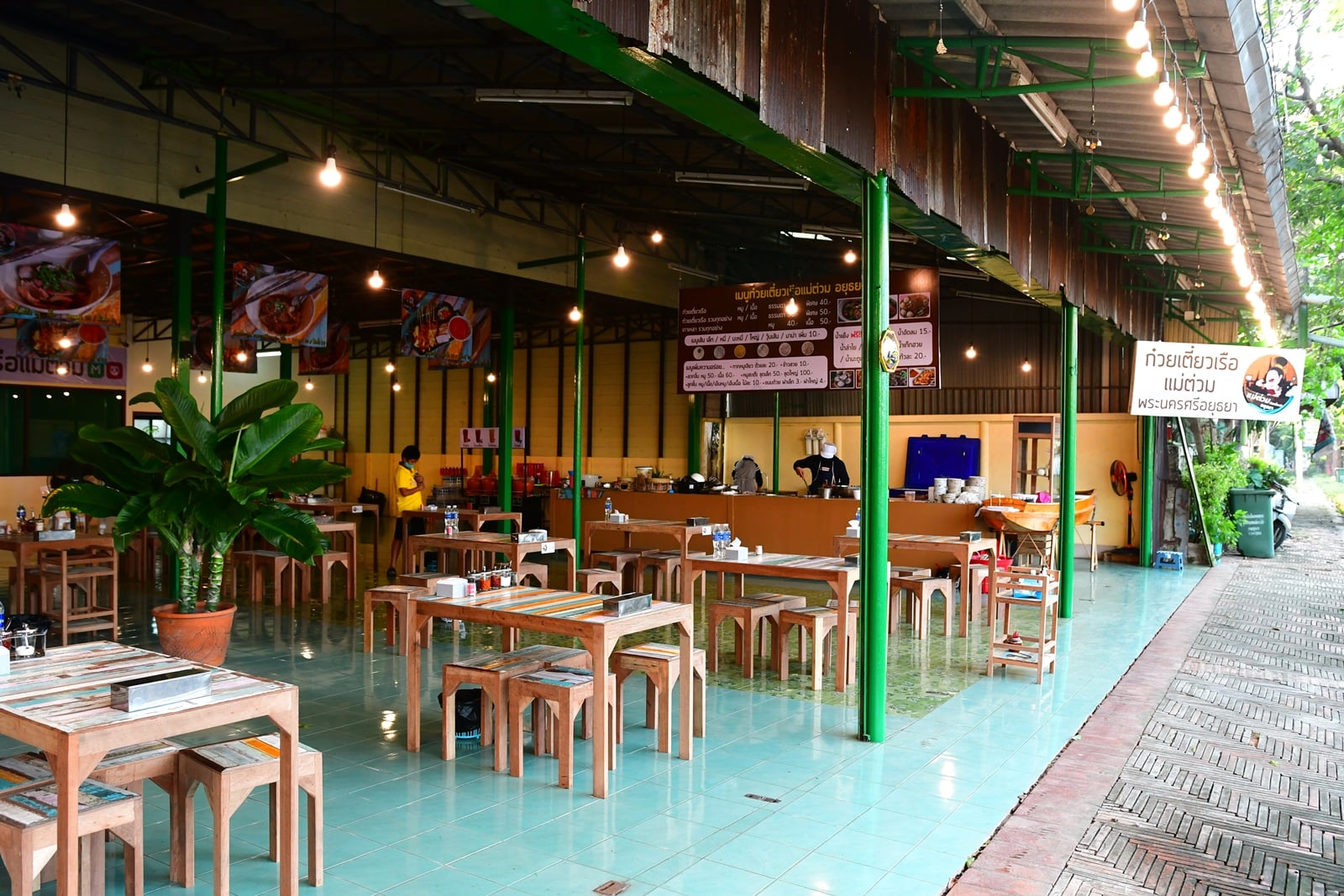 ก๋วยเตี๋ยวเรือในคลอง อยุธยา, กรุงเก่า"เตี๋ยวเรือ", ก๋วยเตี๋ยวเรือลวกปากริมคลอง & หมูกะทะ อยุธยา, ก๋วยเตี๋ยวเรืออยุธยา-โอชินสูตรโบราณ, ร้านก๋วยเตี๋ยวเรือโอ่งบนแพริมแม่น้ำน้อย, ก๋วยเตี๋ยวเรือกิมหลวน อยุธยา, ก๋วยเตี๋ยวเรือ ตาลเดี่ยว'เตี๋ยวเรือ, ก๋วยเตี๊ยวลุงแจ๊ะ (บัวหวาน), ร้านก๋วยเตี๋ยวตาไห (คลองท่อ), ก๋วยเตี๋ยวเรือแม่วันดี อยุธยา, ก๋วยเตี๋ยวเรือแม่ต่วม อยุธยา, ก๋วยเตี๋ยวเรือ เสือร้องไห้, ก๋วยเตี๋ยวเรือ "รสโจ๊ะ" ป้าไวท์, ก๋วยเตี๋ยวเรืออยุธยา ป้าษา2, ก๋วยเตี๋ยววัดใหญ่, ก๋วยเตี๋ยวเรือห้อยขา อยุธยา, ก๋วยเตี๋ยวเรือนายอ๊อฟ สูตร”ยายจง”รสดั้งเดิม, ไทยเทวา ก๋วยเตี๋ยวเรืออยุธยา, ต้อยตลาดแตก สาขาใหญ่ ก๋วยเตี๋ยวเรืออยุธยา