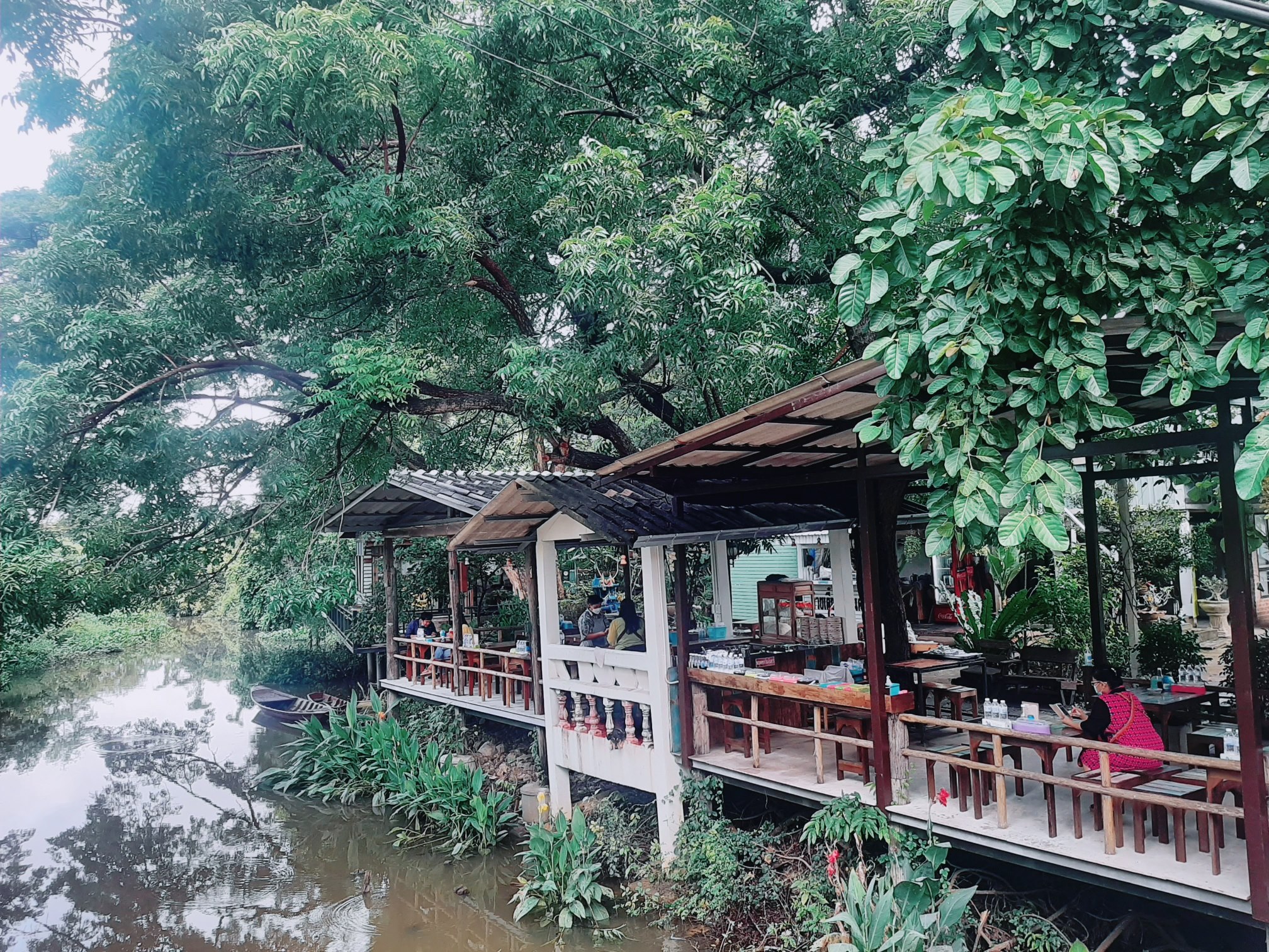 ก๋วยเตี๋ยวเรือในคลอง อยุธยา, กรุงเก่า"เตี๋ยวเรือ", ร้านก๋วยเตี๋ยวเรือโอ่งบนแพริมแม่น้ำน้อย, ก๋วยเตี๋ยวเรือกิมหลวน อยุธยา, ก๋วยเตี๋ยวเรือ ตาลเดี่ยว'เตี๋ยวเรือ, ก๋วยเตี๊ยวลุงแจ๊ะ (บัวหวาน), ร้านก๋วยเตี๋ยวตาไห (คลองท่อ), ก๋วยเตี๋ยวเรือแม่วันดี อยุธยา