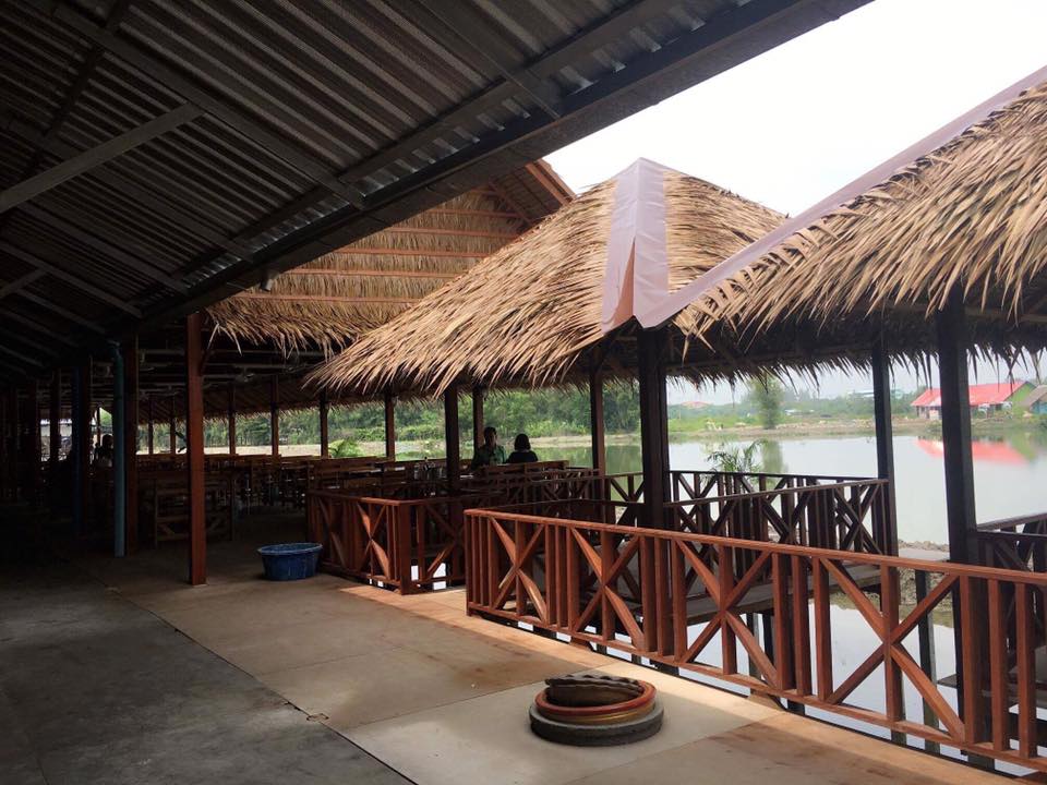 จ๊ะโอ๋ซีฟู๊ด, รุ่งฟ้า ซีฟู้ด, วิวทิวไม้ ซีฟู้ด, ครัวลุงแถม, ครัวแพขวัญใจซีฟู้ด บางขุนเทียน, ครัวน้าเนียมซีฟู้ด, ครัวนพเก้าซีฟู้ด, ครัวทับทิม ซีฟู้ด, ครัวพ่อกำนันซีฟู๊ด บางขุนเทียน-ชายทะเล, บ้านปองพลซีฟู้ด, ครัววลัยพร, ธารทะเลซีฟู้ด บางขุนเทียน-ชายทะเล, ฟาร์มสมใจซีฟู้ดส์ บางขุนเทียนชายทะเล, ครัวคุณอรซีฟู๊ดบางขุนเทียน