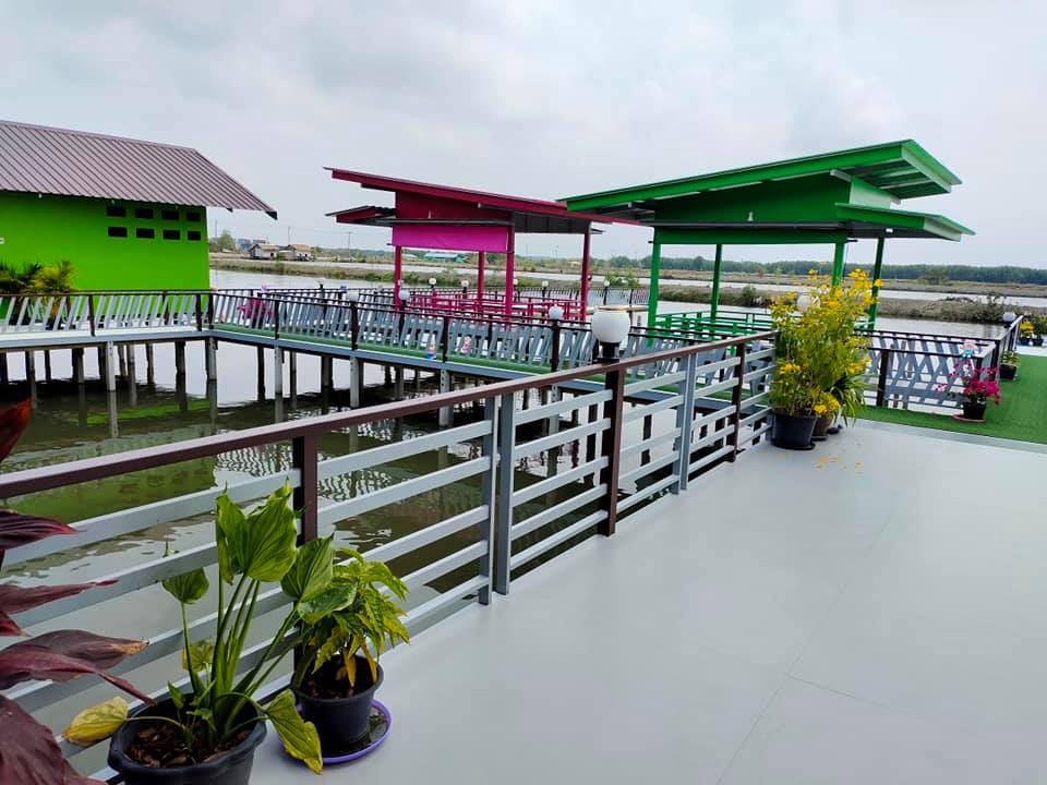 จ๊ะโอ๋ซีฟู๊ด, รุ่งฟ้า ซีฟู้ด, วิวทิวไม้ ซีฟู้ด, ครัวลุงแถม, ครัวแพขวัญใจซีฟู้ด บางขุนเทียน, ครัวน้าเนียมซีฟู้ด, ครัวนพเก้าซีฟู้ด, ครัวทับทิม ซีฟู้ด, ครัวพ่อกำนันซีฟู๊ด บางขุนเทียน-ชายทะเล, บ้านปองพลซีฟู้ด, ครัววลัยพร, ธารทะเลซีฟู้ด บางขุนเทียน-ชายทะเล, ฟาร์มสมใจซีฟู้ดส์ บางขุนเทียนชายทะเล, ครัวคุณอรซีฟู๊ดบางขุนเทียน