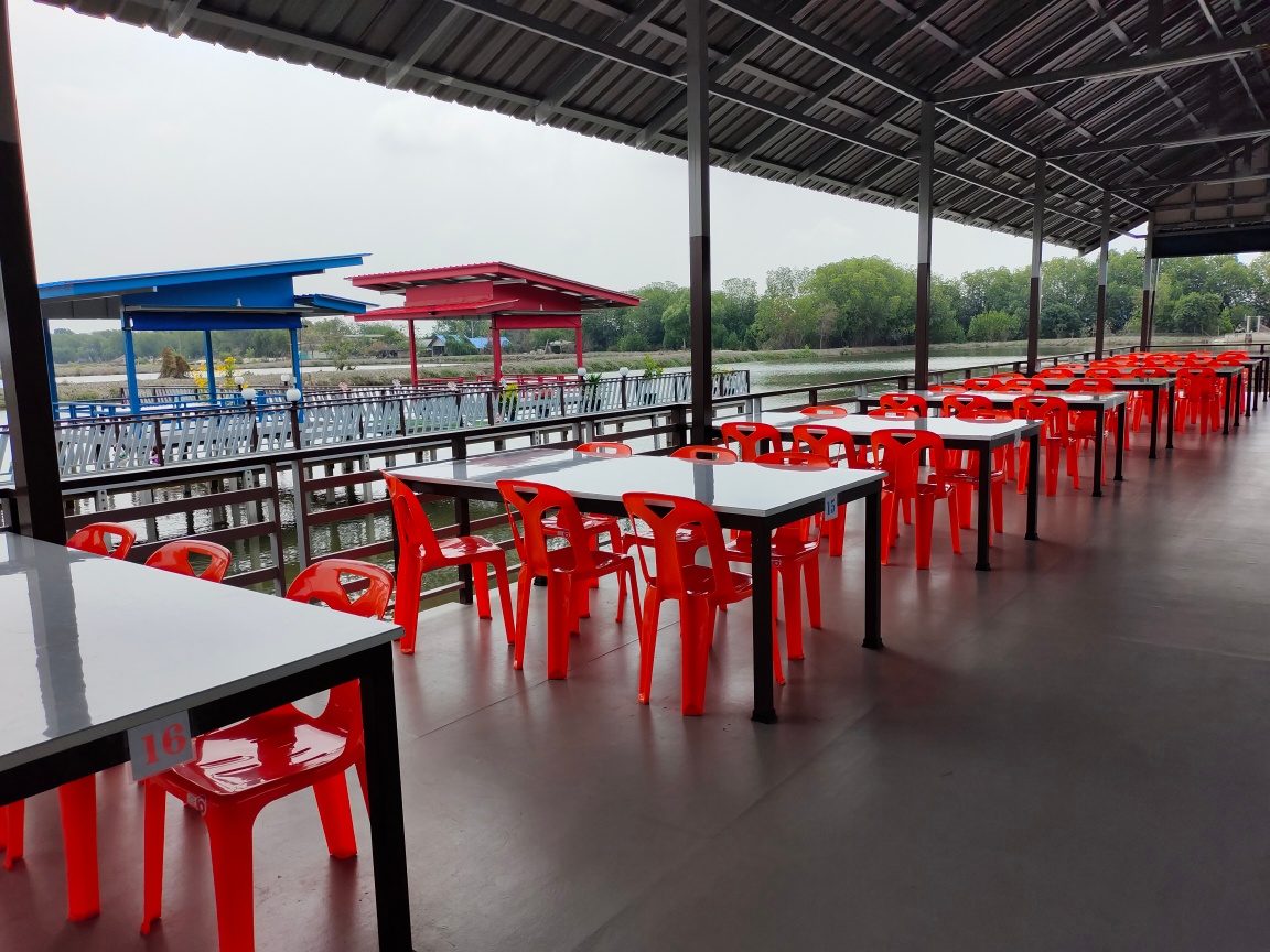 จ๊ะโอ๋ซีฟู๊ด, รุ่งฟ้า ซีฟู้ด, วิวทิวไม้ ซีฟู้ด, ครัวลุงแถม, ครัวแพขวัญใจซีฟู้ด บางขุนเทียน, ครัวน้าเนียมซีฟู้ด, ครัวนพเก้าซีฟู้ด, ครัวทับทิม ซีฟู้ด, ครัวพ่อกำนันซีฟู๊ด บางขุนเทียน-ชายทะเล, บ้านปองพลซีฟู้ด, ครัววลัยพร, ธารทะเลซีฟู้ด บางขุนเทียน-ชายทะเล, ฟาร์มสมใจซีฟู้ดส์ บางขุนเทียนชายทะเล, ครัวคุณอรซีฟู๊ดบางขุนเทียน