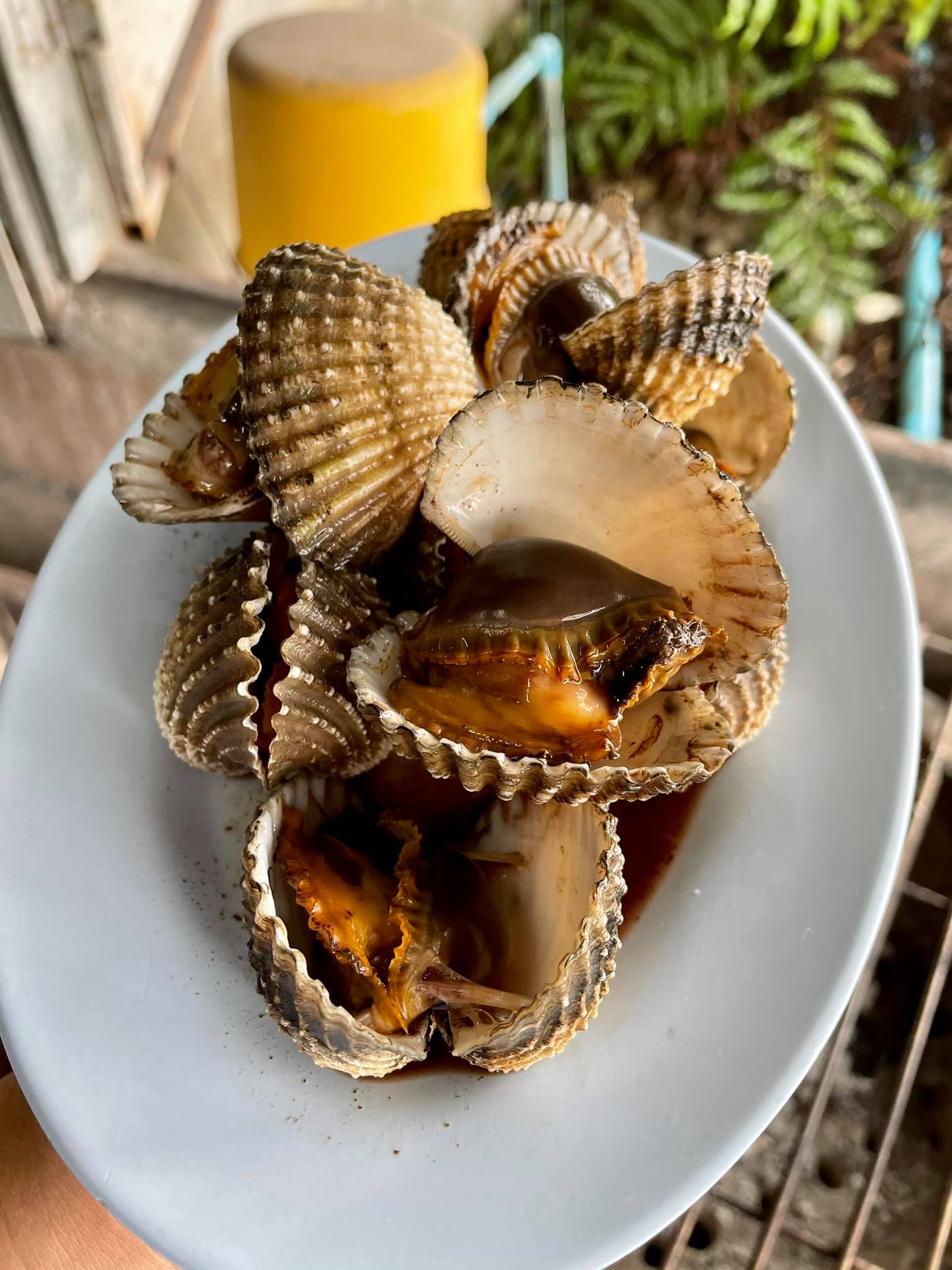 จ๊ะโอ๋ซีฟู๊ด, รุ่งฟ้า ซีฟู้ด, วิวทิวไม้ ซีฟู้ด, ครัวลุงแถม, ครัวแพขวัญใจซีฟู้ด บางขุนเทียน, ครัวน้าเนียมซีฟู้ด, ครัวนพเก้าซีฟู้ด, ครัวทับทิม ซีฟู้ด, ครัวพ่อกำนันซีฟู๊ด บางขุนเทียน-ชายทะเล, บ้านปองพลซีฟู้ด, ครัววลัยพร, ธารทะเลซีฟู้ด บางขุนเทียน-ชายทะเล, ฟาร์มสมใจซีฟู้ดส์ บางขุนเทียนชายทะเล, ครัวคุณอรซีฟู๊ดบางขุนเทียน