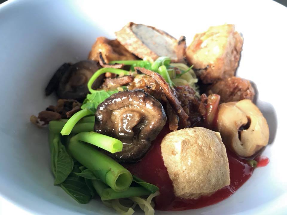 ก๋วยเตี๋ยวหม้อทอง เจริญกรุง57, ร้านเจ๊โหนก ก๋วยเตี๋ยวแคะ, ก๋วยเตี๋ยวแคะโคตรเครื่อง คอนแวนต์, ก๋วยเตี๋ยวแคะจุฬาเจ้าเก่า, ตั้งยู้ฮวด ลูกชิ้นกุ้งนี่ง, ก๋วยเตี๋ยวแคะ นายเหงี่ยน, ก๋วยเตี๋ยวแคะสุชาดา(จู)วรจักร, โกโจก๋วยเตี๋ยวแคะเจ้าเก่า2521 นายอ้วนหลังวัดสุทัศน์, ก๋วยเตี๋ยวแคะไปรษณีย์กลาง - วังหลัง, ก๋วยเตี๋ยวแคะสี่พระยา, ก๋วยเตี๋ยวแคะสีลม - ตรอกกะจั๊วในตำนาน, สุวิมลก๋วยเตี๋ยวแคะ ตลาดนางเลิ้ง, ตั้งหวังเจ๊ง ก๋วยเตี๋ยวแคะนายอ้วนเจ้าเก่า-เสาชิงช้า