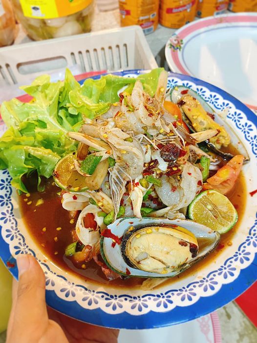 ร้านอ้นส้มตำปูม้า, ไผ่ขวาง, Zaab Station, เอมโอช by The Story, ครัวกางนา, คุ้มขวัญเจ้าเอย, ร้านบ้านเด, กุ่ยหมง, สวนอาหารเบญจรงค์ สุพรรณบุรี, ขัวะ, ลายน้ำ, มุมสบายครัวริมคลอง, ข้าวต้มโกเฑียร, นพรัตน์ ภัตตาคาร, กุ้งเป็น (เจ๊เน้ย), ขนาบน้ำสุพรรณบุรี and mellow, เรือนแพ (ครัวสุพรรณ) &amp; รีสอร์ท, ริมคลองเฮ้าส์, สุรชัยปลาเผา บึงไผ่แขก, Taiheiyo sushi suphanburi