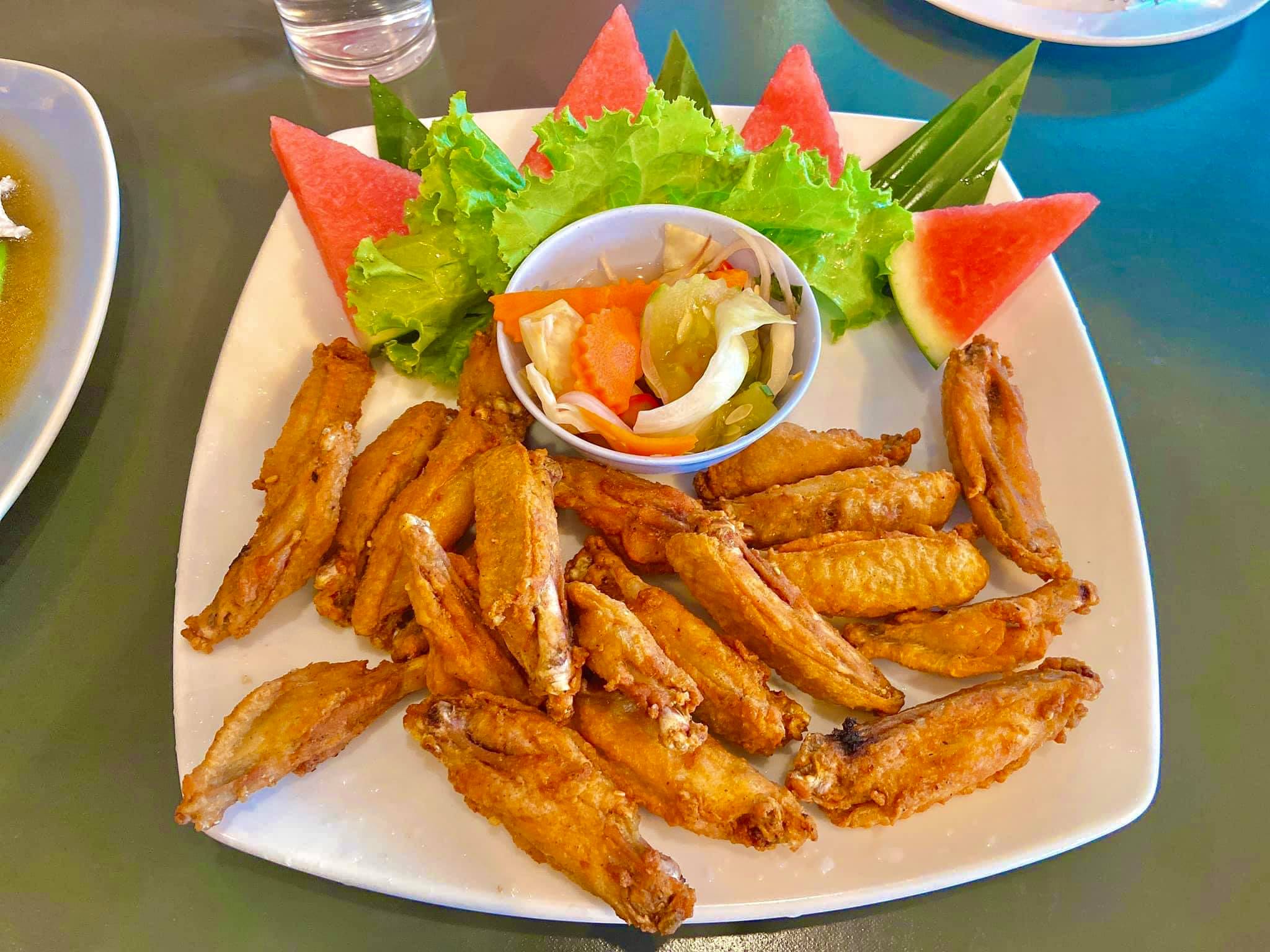 ร้านอ้นส้มตำปูม้า, ไผ่ขวาง, Zaab Station, เอมโอช by The Story, ครัวกางนา, คุ้มขวัญเจ้าเอย, ร้านบ้านเด, กุ่ยหมง, สวนอาหารเบญจรงค์ สุพรรณบุรี, ขัวะ, ลายน้ำ, มุมสบายครัวริมคลอง, ข้าวต้มโกเฑียร, นพรัตน์ ภัตตาคาร, กุ้งเป็น (เจ๊เน้ย), ขนาบน้ำสุพรรณบุรี and mellow, เรือนแพ (ครัวสุพรรณ) &amp; รีสอร์ท, ริมคลองเฮ้าส์, สุรชัยปลาเผา บึงไผ่แขก, Taiheiyo sushi suphanburi