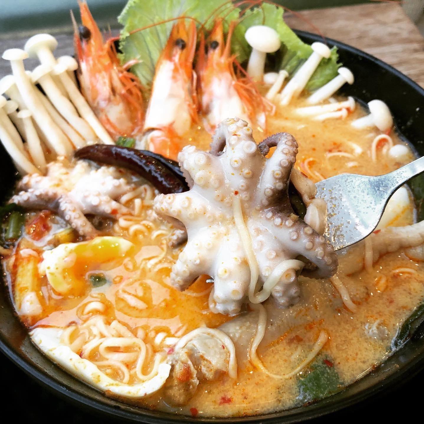 ร้านอ้นส้มตำปูม้า, ไผ่ขวาง, Zaab Station, เอมโอช by The Story, ครัวกางนา, คุ้มขวัญเจ้าเอย, ร้านบ้านเด, กุ่ยหมง, สวนอาหารเบญจรงค์ สุพรรณบุรี, ขัวะ, ลายน้ำ, มุมสบายครัวริมคลอง, ข้าวต้มโกเฑียร, นพรัตน์ ภัตตาคาร, กุ้งเป็น (เจ๊เน้ย), ขนาบน้ำสุพรรณบุรี and mellow, เรือนแพ (ครัวสุพรรณ) &amp; รีสอร์ท, ริมคลองเฮ้าส์, สุรชัยปลาเผา บึงไผ่แขก, Taiheiyo sushi suphanburi