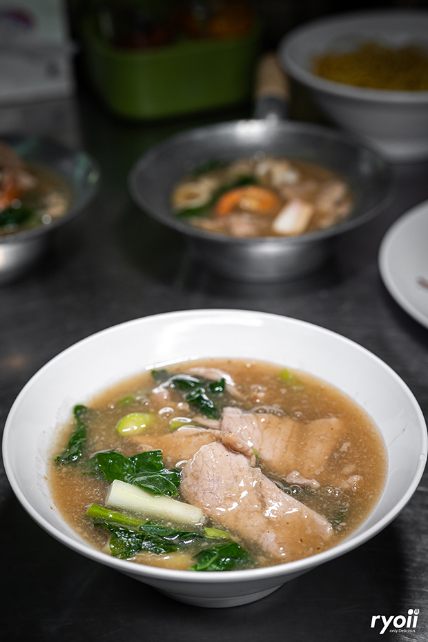 Anya Authentic Thai Cuisine, Kinu, สาขาเสาชิงช้า, ภูธรบาร์, ครัวอัปษร, สาขาถนนดินสอ, ขนมกุ๋ยช่ายเจ๊ต้อย, ตาชัยก๋วยเตี๋ยวสุโขทัย, โกปี๊เฮี้ยะไถ่กี่ ณ เสาชิงช้า, ไทยทำ เกาเหลาสมองหมู, จิต เตาถ่าน, ศิริพรโภชนา, มนต์ นมสด, เจ๊นี เผือกหิมะ, ลูกชิ้นหมูแพร่งนรา, นายอ้วนเย็นตาโฟเสาชิงช้า, สุขนิยม ขนมครกสิงคโปร์, ทิพย์สมัย ผัดไทยประตูผี, เช็งซิมอี๊ , สาขาเสาชิงช้า, Bite and Bond, ร้านติ่นฟง Tinn Feng, บรรพชน Bun Bar Chon, นมโจ เสาชิงช้า, ข้าวหมูแดงนายชุน