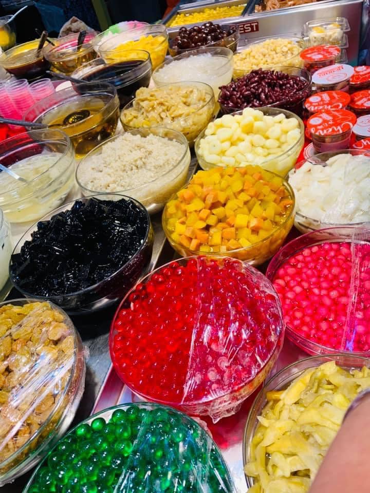 เจ๊โอว, กุยช่ายอาแปะเจ้าเก่า, มณีจ๋า ซีฟู้ด, ตุ้งแฉ่เตาถ่าน, เสน่ห์ ลาบก้อย, ต้าเสี่ยวหม่าล่า, อั่งเป่าหม่าล่าชาบู, ซ้งเป็ดพะโล้, สาขาสามย่าน, Engchuan Chufang, สมบูรณ์โภชนา, สาขาบรรทัดทอง, เอ๋ ซีฟู้ด, ทับทิม, พาข้าว-บรรทัดทอง, ก๋วยเตี๋ยวเอี่ยมน้อย, โจ๊กสามย่าน, สาขาบรรทัดทอง, เจ๊เกียง, เช็งซิมอี๊, สาขาสเตเดียมวัน, ลูกชิ้นปลาบรรทัดทอง, แหลกไม่แหลก, Kemuri, หมูสะเต๊ะ ซีอิ๊วดำ มิ้งโภชนา, ยำเจ้ศรี, น้ำเต้าหู้เจ๊วรรณ, ตั้งซุ่ยเฮงโภชนา, ปังเด็ด, สาขาบรรทัดทอง, ท่าน้ำนัว Thanamnua, บัวลอยปริญญา ลาวาไส้ทะลัก, รสดีเด็ด บ้านคุณนพ, Roddeeded BAAN KHUN NOP, ทวีโชคหมูกะทะ สาขา9 บรรทัดทอง