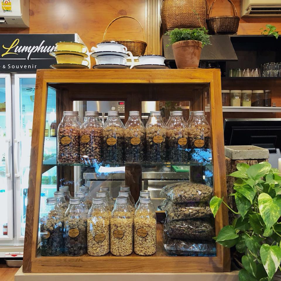 ล้าน เหนือ-น่าน อาหารเหนือ, เนื้อเหนือ Neua.Neur.Bkk, ต๋องเต็มโต๊ะ, สาขาพุทธมณฑล สาย 2, อองตอง ข้าวซอย, ละอ่อน น้ำเงี้ยว อาหารเหนือ, เฮือนลำพูน, รัชดาอาหารเหนือ, ร้านลำแต๊ๆ อาหารพื้นเมือง, ข้าวซอยลำดวนฟ้าฮ่ามเชียงใหม่, สาขาวิภาวดีรังสิต 58, หอมด่วน, ต๊ะต่อนยอน, Cr. ภาพทั้งหมดจาก Facebook ต๊ะต่อนยอน อาหารเหนือ, ฮ้านจาวเหนือ, ต๋องเหนือ Express, ข้าวซอยเชียงใหม่ ตรงข้ามกรมศุลกากร, ครัวเจียงใหม่, ครัวมะแข่น, กาดหลวง มินิ