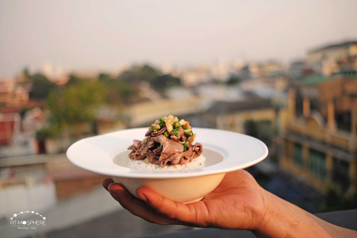 Moonshine Bar, พิซซ่าลันตา Pizza Lanta, Chart Bar, At-Mosphere Rooftop Cafe', Molly, Buddy Beer, Fu Bar, Prime Burger Khaosan, Ranee’s Restaurant, Hippie De Bar