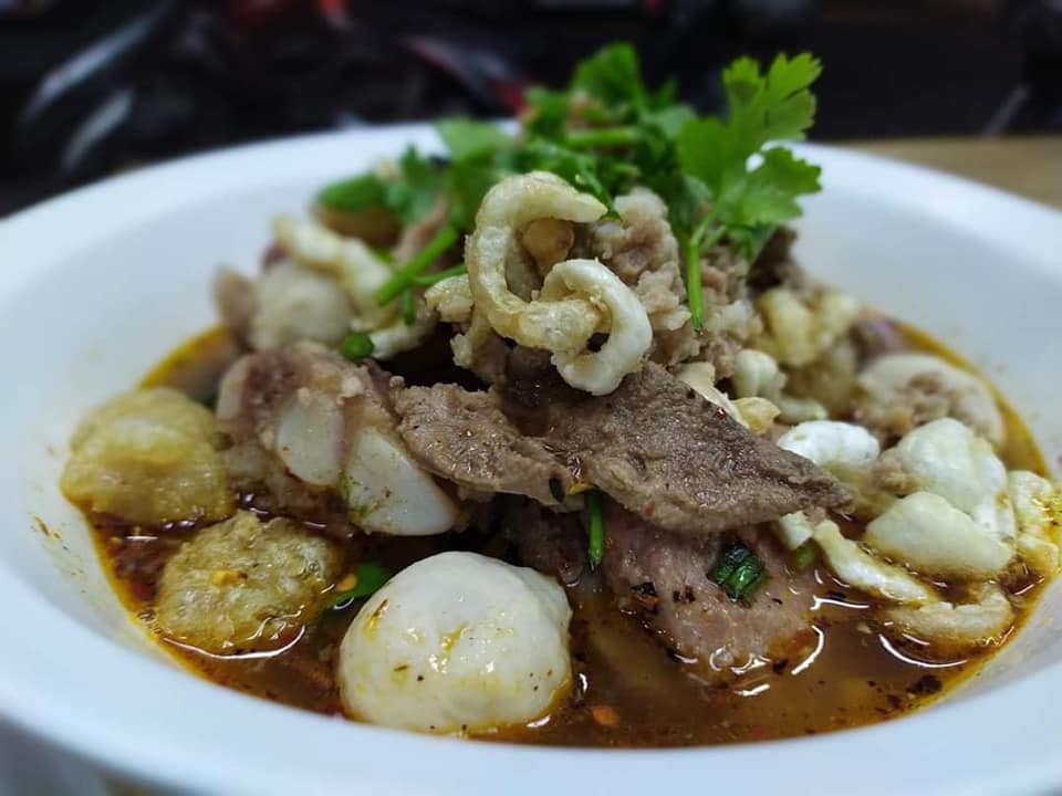 หลังรามฯเมี่ยงปลาเผา, ก๋วยเตี๋ยวกระดูกหมูป้ายเหลือง ลุงจำเนียร, แกงป่า, หนึ่งปูม้าทะเลเผา , โจ๊กข้อไก่ VS., ร้านอาหารจันทน์หอม