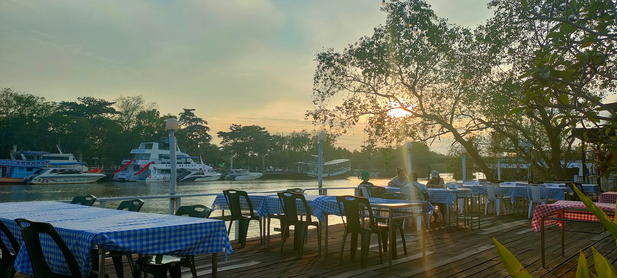 ครัวผักสด, Iconic Club Style, แก้วติ่มซำ, ตำ มึน มึน น., สวนอาหารริเวอร์ไซด์การเด้น, ยายปวด, ลุย, นิวแซ่บสุดซอย, ครัวตาอ้อซีฟู๊ด ชุมพร, ลุงเผล็นกุ้งหลวง, แม่ไม้ซีฟู้ด, ครัวสวนตาจี๊ด, ฟารีดาชาโรตี สาขาชุมพร, ก๋วยเตี๋ยวเนื้อนายดำ, ครัวทุ่งแพะ, บ้านพรรคพวก, ร้านอาหารตะเกียงไทยชุมพร, โกเหลียง, ครัวบ้านริมน้ำ ไร่ล่างซิตี้, พนังตักซีฟู๊ด คาเฟ่&amp;บาร์, ติ่มซำ หอเจี๊ยะ at ชุมพร, ครัวคุณจักษ์