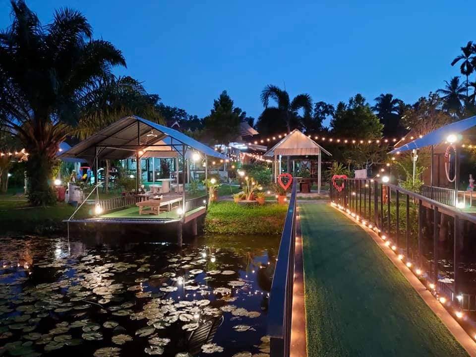 ครัวผักสด, Iconic Club Style, แก้วติ่มซำ, ตำ มึน มึน น., สวนอาหารริเวอร์ไซด์การเด้น, ยายปวด, ลุย, นิวแซ่บสุดซอย, ครัวตาอ้อซีฟู๊ด ชุมพร, ลุงเผล็นกุ้งหลวง, แม่ไม้ซีฟู้ด, ครัวสวนตาจี๊ด, ฟารีดาชาโรตี สาขาชุมพร, ก๋วยเตี๋ยวเนื้อนายดำ, ครัวทุ่งแพะ, บ้านพรรคพวก, ร้านอาหารตะเกียงไทยชุมพร, โกเหลียง, ครัวบ้านริมน้ำ ไร่ล่างซิตี้, พนังตักซีฟู๊ด คาเฟ่&amp;บาร์, ติ่มซำ หอเจี๊ยะ at ชุมพร, ครัวคุณจักษ์