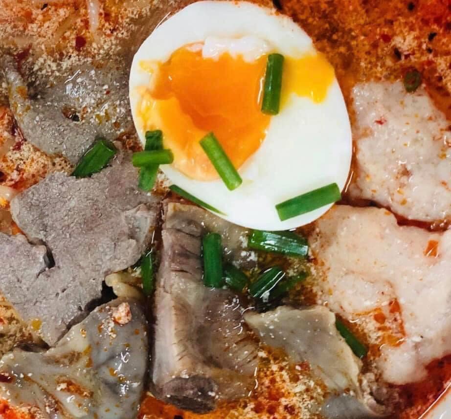 ก๋วยเตี๋ยวต้มยำเจ้ดำ200ปี, ก๋วยเตี๋ยวต้มยำนายฮัน, ปากแดงก๋วยเตี๋ยวต้มยำ, บ้านก๋วยเตี๋ยวต้มยำหมูเด้ง ลาดพร้าว101, ก๋วยเตี๋ยวต้มยำไข่ลาวา, ก๋วยเตี๋ยวต้มยำกากหมู สูตรโบราณ ท่าน้ำนนท์, เด็กเส้น, พี่อ้อ ก๋วยเตี๋ยวต้มยำกุ้ง