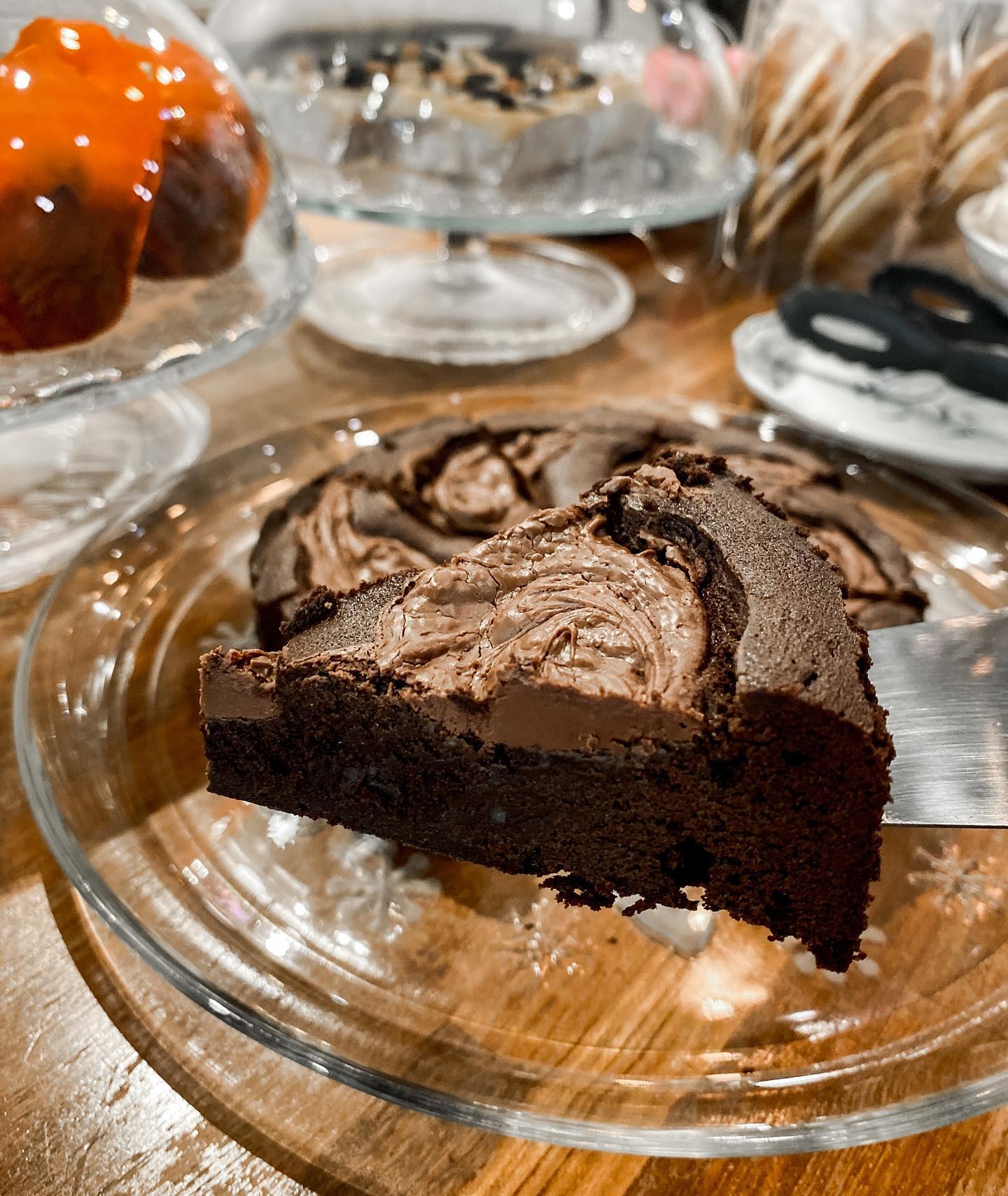 ครัวส้มหอม, Buttercoffs., แดง โภชนา, ลูกชิ้นปลากรายทอด ชัย เศรษฐีเรือทอง, นายอ้วนเย็นตาโฟเสาชิงช้า, ตาชัยก๋วยเตี๋ยวสุโขทัย, 3rd CAFÉ, เหลี่ยมนมสด, ลูกชิ้นหมูแพร่งนรา, เจ๊นี เผือกหิมะ, ภูธรบาร์, โกปี๊เฮี้ยะไถ่กี่ ณ เสาชิงช้า, นมโจ เสาชิงช้า, ข้าวหมูแดงนายชุน, มนต์ นมสด