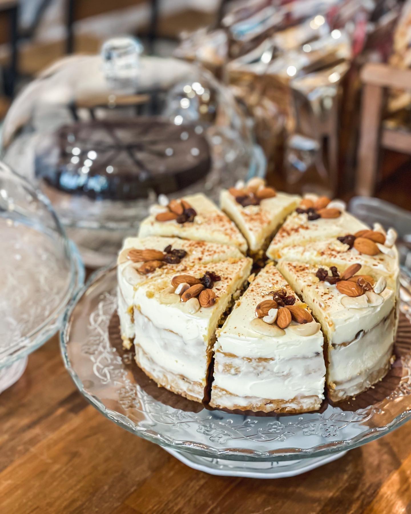 ครัวส้มหอม, Buttercoffs., แดง โภชนา, ลูกชิ้นปลากรายทอด ชัย เศรษฐีเรือทอง, นายอ้วนเย็นตาโฟเสาชิงช้า, ตาชัยก๋วยเตี๋ยวสุโขทัย, 3rd CAFÉ, เหลี่ยมนมสด, ลูกชิ้นหมูแพร่งนรา, เจ๊นี เผือกหิมะ, ภูธรบาร์, โกปี๊เฮี้ยะไถ่กี่ ณ เสาชิงช้า, นมโจ เสาชิงช้า, ข้าวหมูแดงนายชุน, มนต์ นมสด