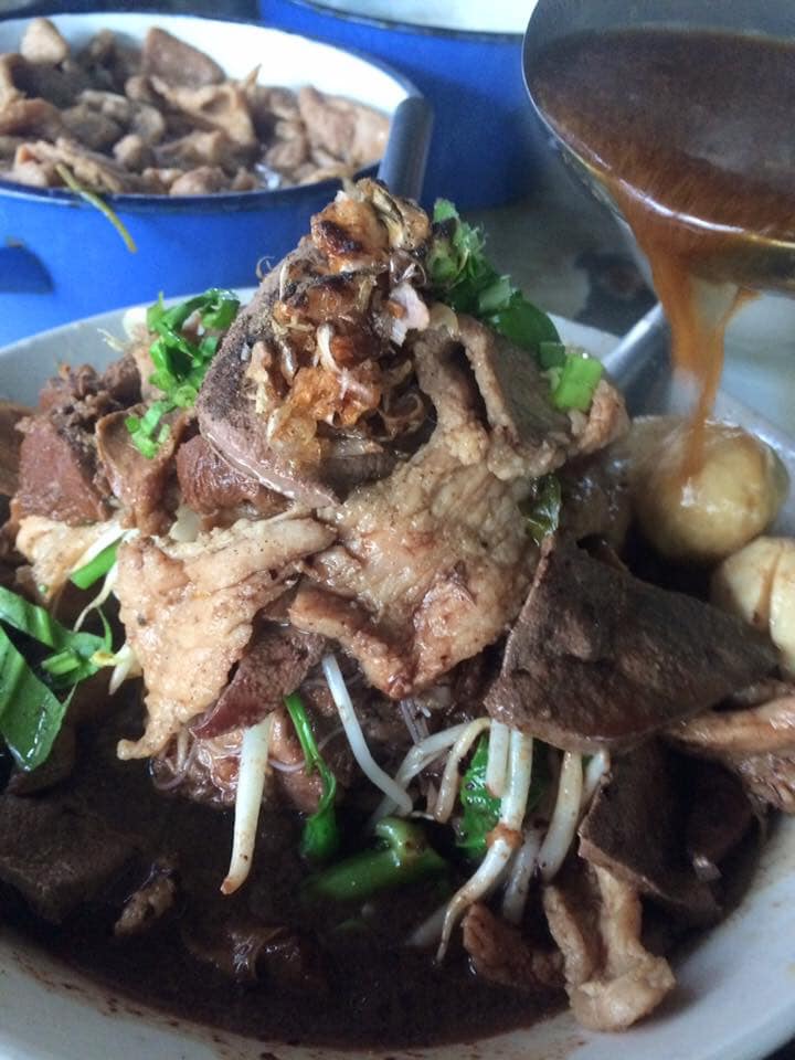 หมี่สะปำ คุณยายเจียร ภูเก็ต, ร้านก๋วยเตี๋ยวเนื้อวัวรับอรุณ, หมี่อ่าวเก, หมี่น้ำกุ้ง อ่าวเก ถนน พูนผล, กิตติก๋วยเตี๋ยวเป็ด ภูเก็ต, ก๋วยเตี๋ยวเรือราไวย์ ซอยใสยวน, ร้านก๋วยเตี๋ยวเรือสี่พระยา (สาขาฉลอง), กิมท้อ นครปฐม, ก๋วยเตี๋ยวลูกชิ้นเนื้อรามา, หมี่แป๊ะเถว, ร้านหมี่โป๋เบี๋ยน, ก๋วยเตี๋ยวเรืออัมพวาภูเก็ต