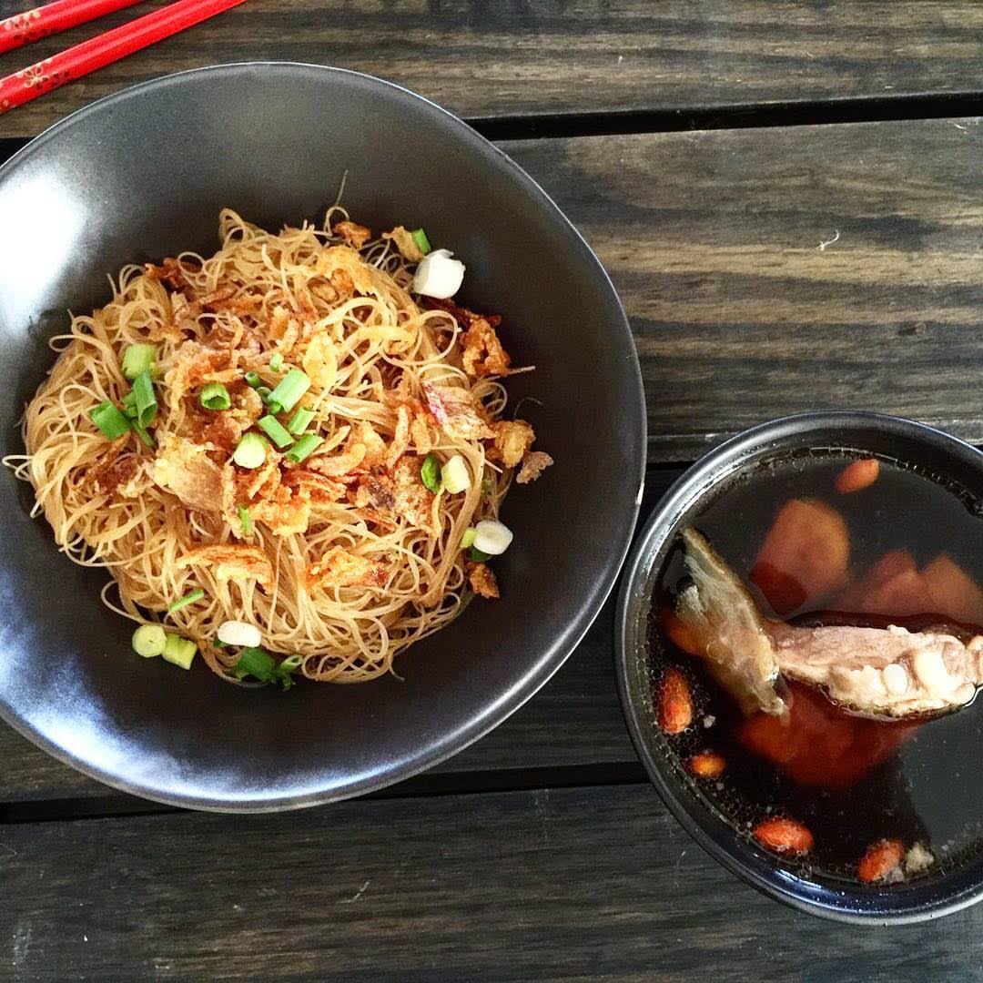 หมี่สะปำ คุณยายเจียร ภูเก็ต, ร้านก๋วยเตี๋ยวเนื้อวัวรับอรุณ, หมี่อ่าวเก, หมี่น้ำกุ้ง อ่าวเก ถนน พูนผล, กิตติก๋วยเตี๋ยวเป็ด ภูเก็ต, ก๋วยเตี๋ยวเรือราไวย์ ซอยใสยวน, ร้านก๋วยเตี๋ยวเรือสี่พระยา (สาขาฉลอง), กิมท้อ นครปฐม, ก๋วยเตี๋ยวลูกชิ้นเนื้อรามา, หมี่แป๊ะเถว, ร้านหมี่โป๋เบี๋ยน, ก๋วยเตี๋ยวเรืออัมพวาภูเก็ต