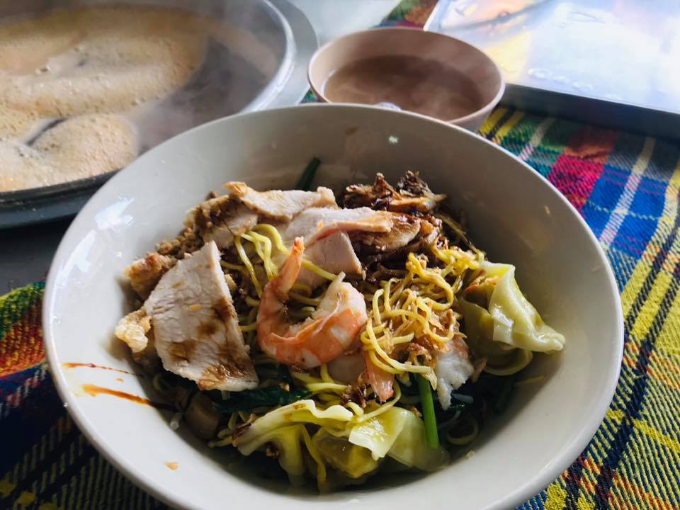 หมี่สะปำ คุณยายเจียร ภูเก็ต, ร้านก๋วยเตี๋ยวเนื้อวัวรับอรุณ, หมี่อ่าวเก, หมี่น้ำกุ้ง อ่าวเก ถนน พูนผล, กิตติก๋วยเตี๋ยวเป็ด ภูเก็ต, ก๋วยเตี๋ยวเรือราไวย์ ซอยใสยวน, ร้านก๋วยเตี๋ยวเรือสี่พระยา (สาขาฉลอง), กิมท้อ นครปฐม, ก๋วยเตี๋ยวลูกชิ้นเนื้อรามา, หมี่แป๊ะเถว, ร้านหมี่โป๋เบี๋ยน, ก๋วยเตี๋ยวเรืออัมพวาภูเก็ต