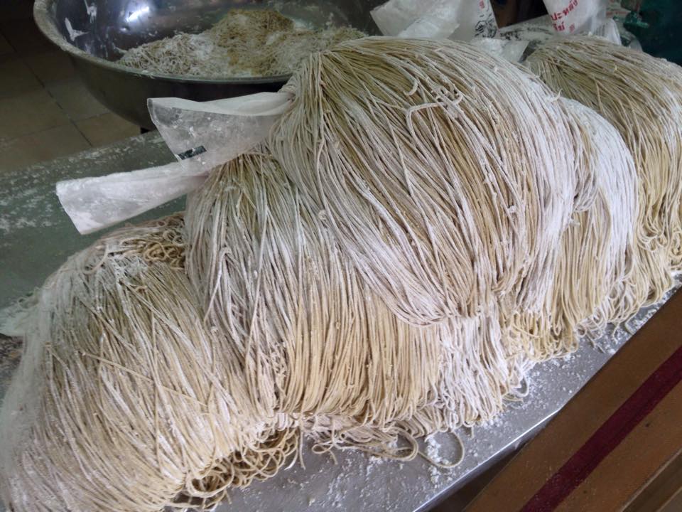 หมี่สะปำ คุณยายเจียร ภูเก็ต, ร้านก๋วยเตี๋ยวเนื้อวัวรับอรุณ, หมี่อ่าวเก, หมี่น้ำกุ้ง อ่าวเก ถนน พูนผล, กิตติก๋วยเตี๋ยวเป็ด ภูเก็ต, ก๋วยเตี๋ยวเรือราไวย์ ซอยใสยวน, ร้านก๋วยเตี๋ยวเรือสี่พระยา (สาขาฉลอง), กิมท้อ นครปฐม, ก๋วยเตี๋ยวลูกชิ้นเนื้อรามา, หมี่แป๊ะเถว, ร้านหมี่โป๋เบี๋ยน, ก๋วยเตี๋ยวเรืออัมพวาภูเก็ต