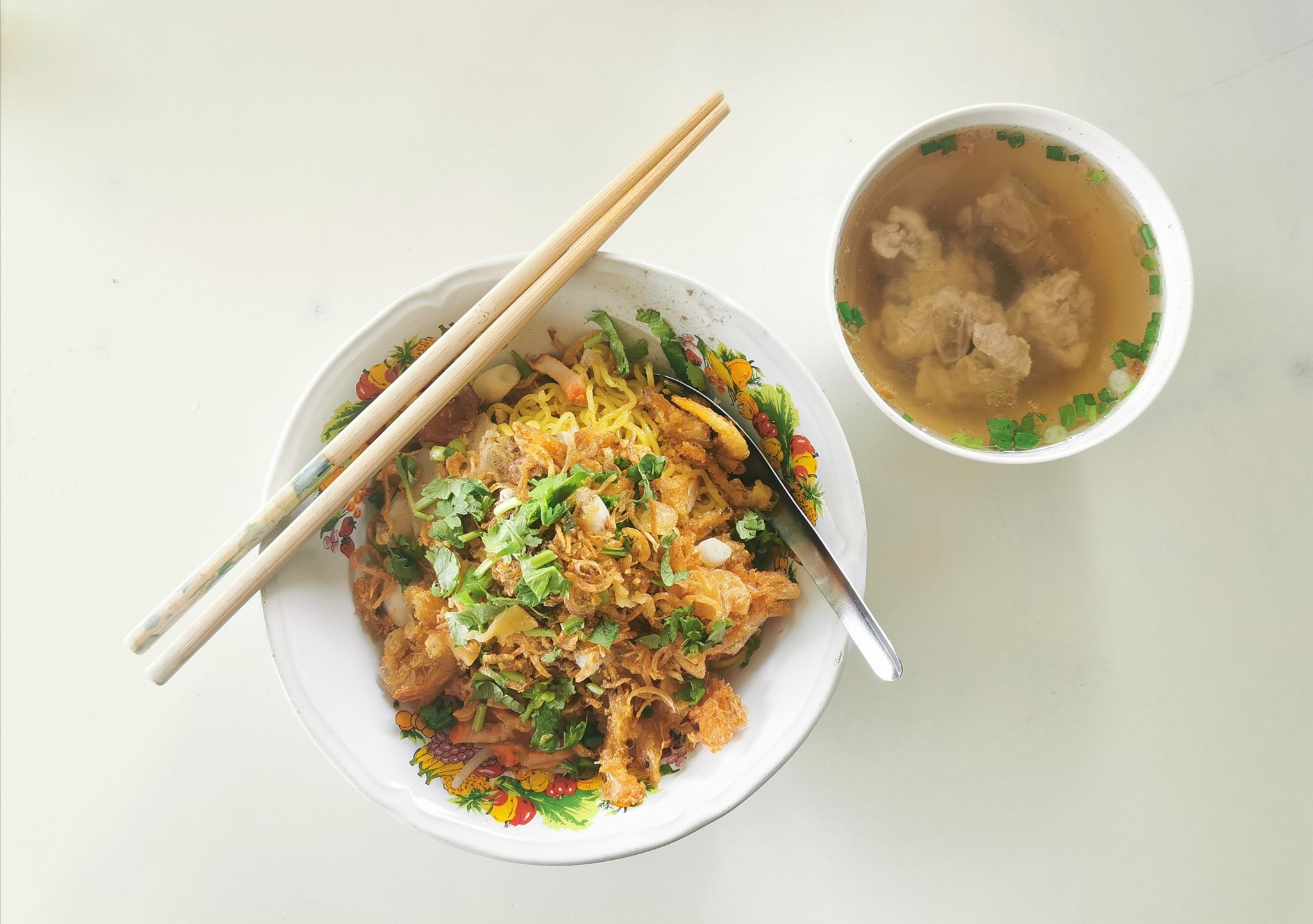 หมี่สะปำ คุณยายเจียร ภูเก็ต, ร้านก๋วยเตี๋ยวเนื้อวัวรับอรุณ, หมี่อ่าวเก, หมี่น้ำกุ้ง อ่าวเก ถนน พูนผล, กิตติก๋วยเตี๋ยวเป็ด ภูเก็ต, ก๋วยเตี๋ยวเรือราไวย์ ซอยใสยวน, ร้านก๋วยเตี๋ยวเรือสี่พระยา (สาขาฉลอง), กิมท้อ นครปฐม, ก๋วยเตี๋ยวลูกชิ้นเนื้อรามา, หมี่แป๊ะเถว, ร้านหมี่โป๋เบี๋ยน, ก๋วยเตี๋ยวเรืออัมพวาภูเก็ต