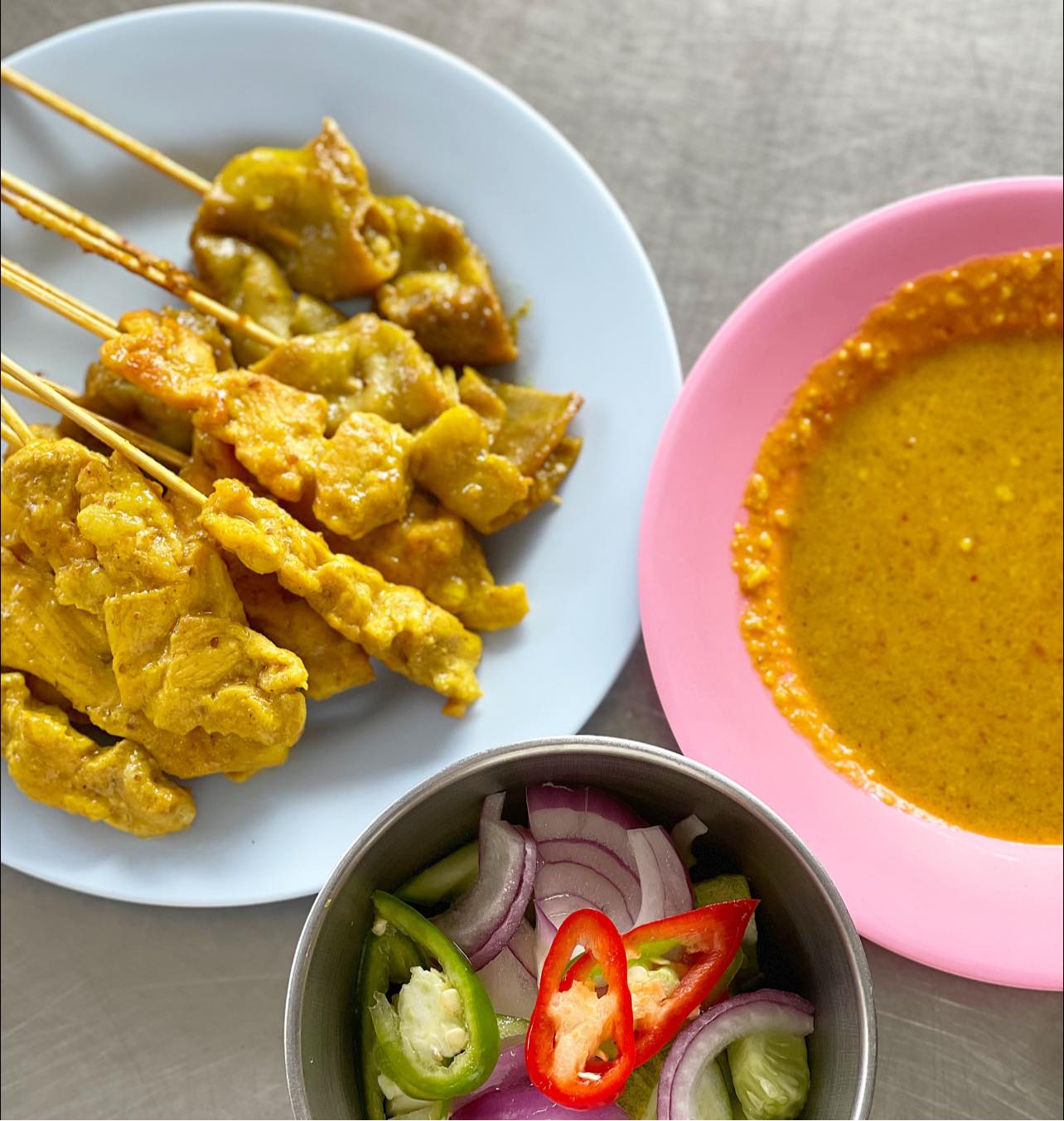 หมี่สะปำ คุณยายเจียร ภูเก็ต, ร้านก๋วยเตี๋ยวเนื้อวัวรับอรุณ, หมี่อ่าวเก, หมี่น้ำกุ้ง อ่าวเก ถนน พูนผล, กิตติก๋วยเตี๋ยวเป็ด ภูเก็ต, ก๋วยเตี๋ยวเรือราไวย์ ซอยใสยวน, ร้านก๋วยเตี๋ยวเรือสี่พระยา (สาขาฉลอง), กิมท้อ นครปฐม, ก๋วยเตี๋ยวลูกชิ้นเนื้อรามา, หมี่แป๊ะเถว, ร้านหมี่โป๋เบี๋ยน, ก๋วยเตี๋ยวเรืออัมพวาภูเก็ต