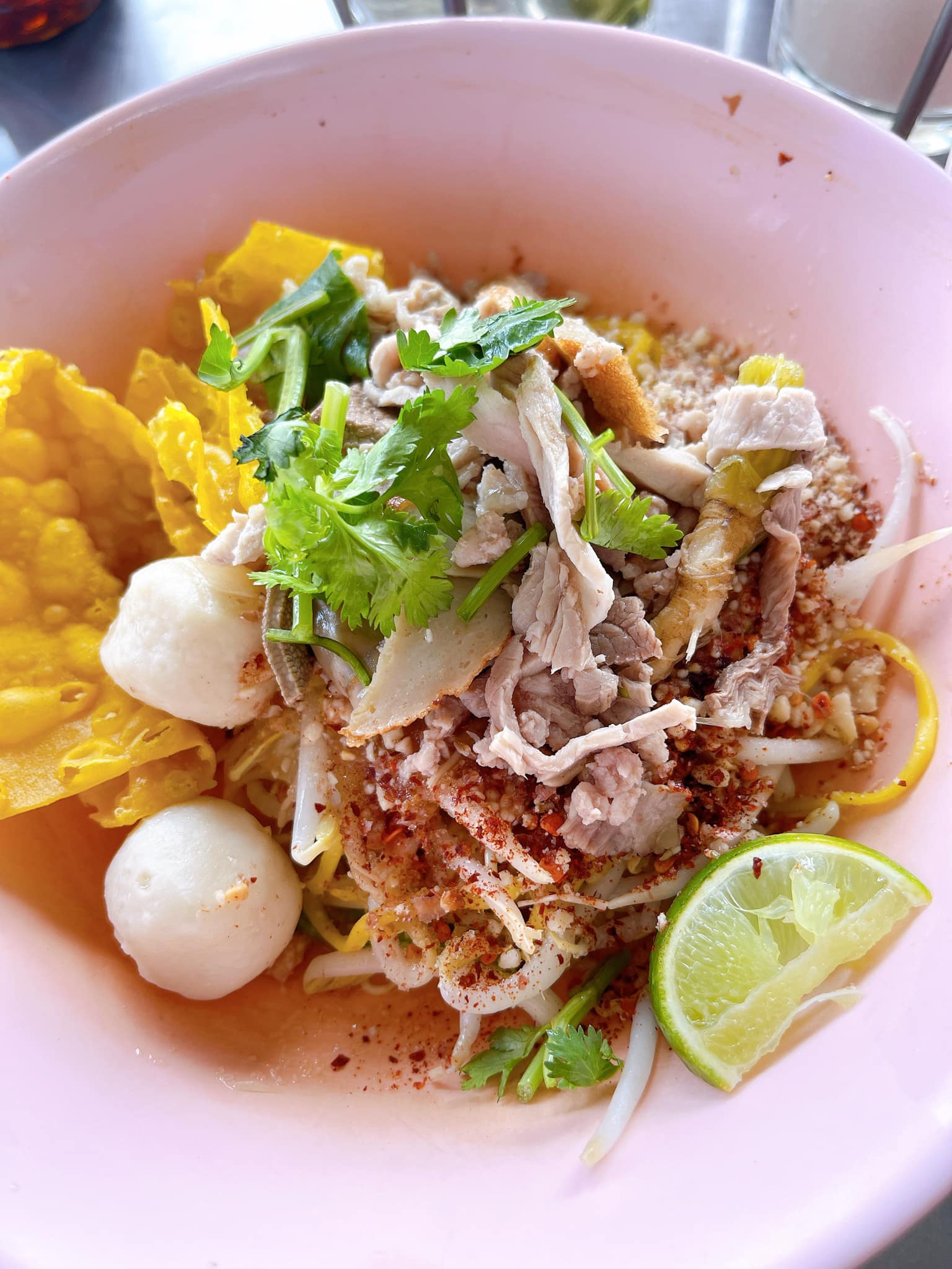 หมี่สะปำ คุณยายเจียร ภูเก็ต, ร้านก๋วยเตี๋ยวเนื้อวัวรับอรุณ, หมี่อ่าวเก, หมี่น้ำกุ้ง อ่าวเก ถนน พูนผล, กิตติก๋วยเตี๋ยวเป็ด ภูเก็ต, ก๋วยเตี๋ยวเรือราไวย์ ซอยใสยวน, ร้านก๋วยเตี๋ยวเรือสี่พระยา (สาขาฉลอง), กิมท้อ นครปฐม, ก๋วยเตี๋ยวลูกชิ้นเนื้อรามา, หมี่แป๊ะเถว, ร้านหมี่โป๋เบี๋ยน, ก๋วยเตี๋ยวเรืออัมพวาภูเก็ต