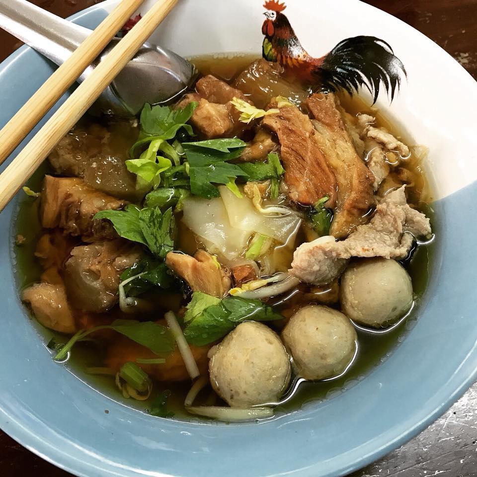 หมี่สะปำ คุณยายเจียร ภูเก็ต, ร้านก๋วยเตี๋ยวเนื้อวัวรับอรุณ, หมี่อ่าวเก, หมี่น้ำกุ้ง อ่าวเก ถนน พูนผล, กิตติก๋วยเตี๋ยวเป็ด ภูเก็ต, ก๋วยเตี๋ยวเรือราไวย์ ซอยใสยวน, ร้านก๋วยเตี๋ยวเรือสี่พระยา (สาขาฉลอง), กิมท้อ นครปฐม, ก๋วยเตี๋ยวลูกชิ้นเนื้อรามา, หมี่แป๊ะเถว, ร้านหมี่โป๋เบี๋ยน, ก๋วยเตี๋ยวเรืออัมพวาภูเก็ต