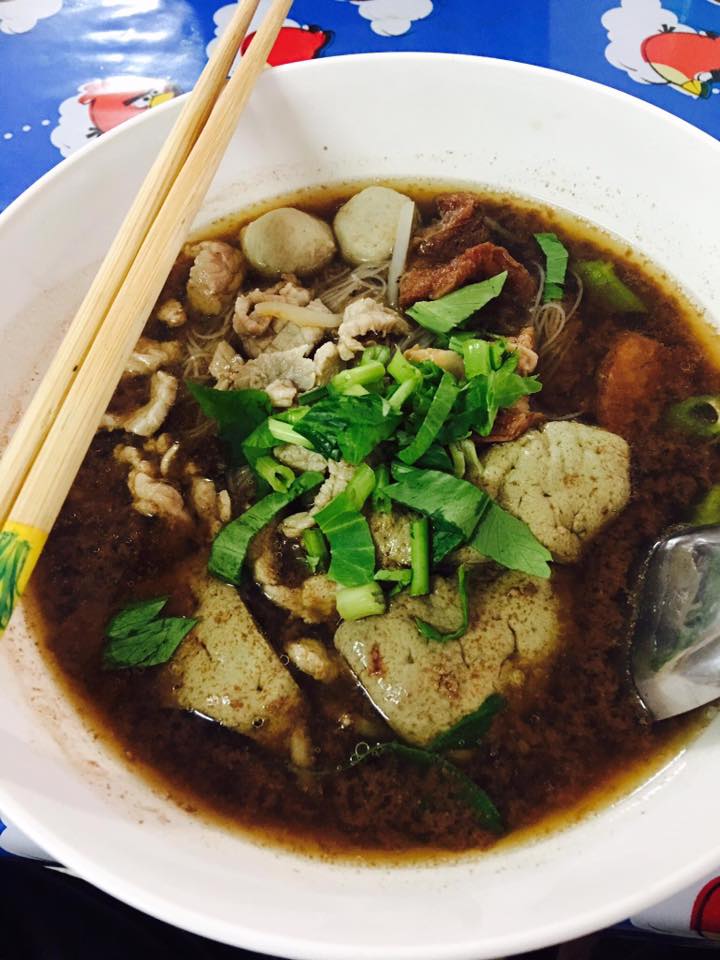 หมี่สะปำ คุณยายเจียร ภูเก็ต, ร้านก๋วยเตี๋ยวเนื้อวัวรับอรุณ, หมี่อ่าวเก, หมี่น้ำกุ้ง อ่าวเก ถนน พูนผล, กิตติก๋วยเตี๋ยวเป็ด ภูเก็ต, ก๋วยเตี๋ยวเรือราไวย์ ซอยใสยวน, ร้านก๋วยเตี๋ยวเรือสี่พระยา (สาขาฉลอง), กิมท้อ นครปฐม, ก๋วยเตี๋ยวลูกชิ้นเนื้อรามา, หมี่แป๊ะเถว, ร้านหมี่โป๋เบี๋ยน, ก๋วยเตี๋ยวเรืออัมพวาภูเก็ต