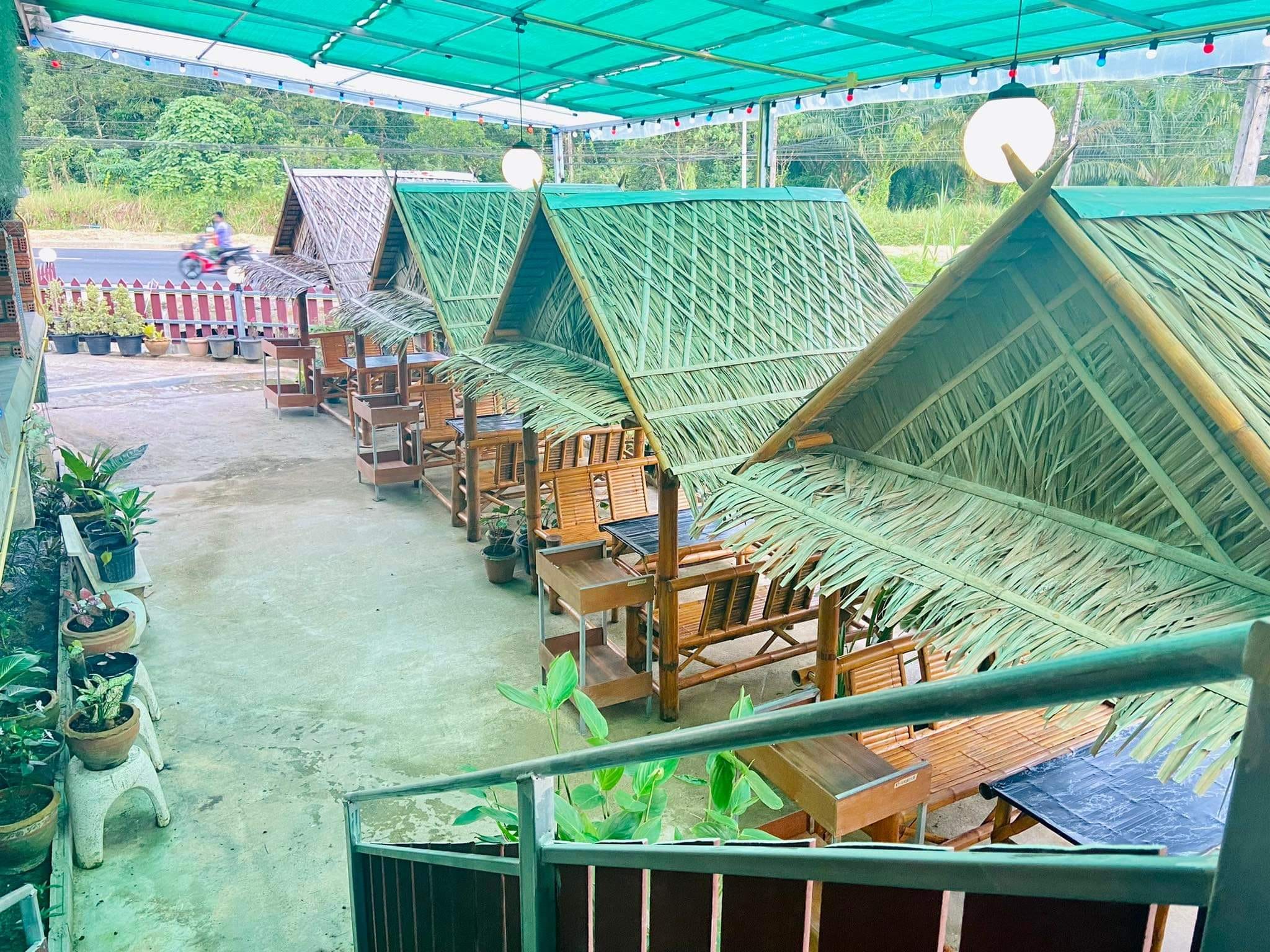 มันโภชนา, เรอดังซีฟู้ด, บ้านเขาหลักซีฟู้ด, ครัวนายอั๊ง เขาหลัก, ครัวมาดาม, เล่าลือ, ครัวผู้พัน เขาหลัก, แปะเถียร เป็ดย่าง เขาหลัก, Peter Pan, เจ๊น้อง ร้านอาหารพื้นเมืองพังงา, KhaoLak Phu View, ครัว หลวงเทน (หรอยที่สุดในเมืองมนุษย์), ครัวน้ำตา