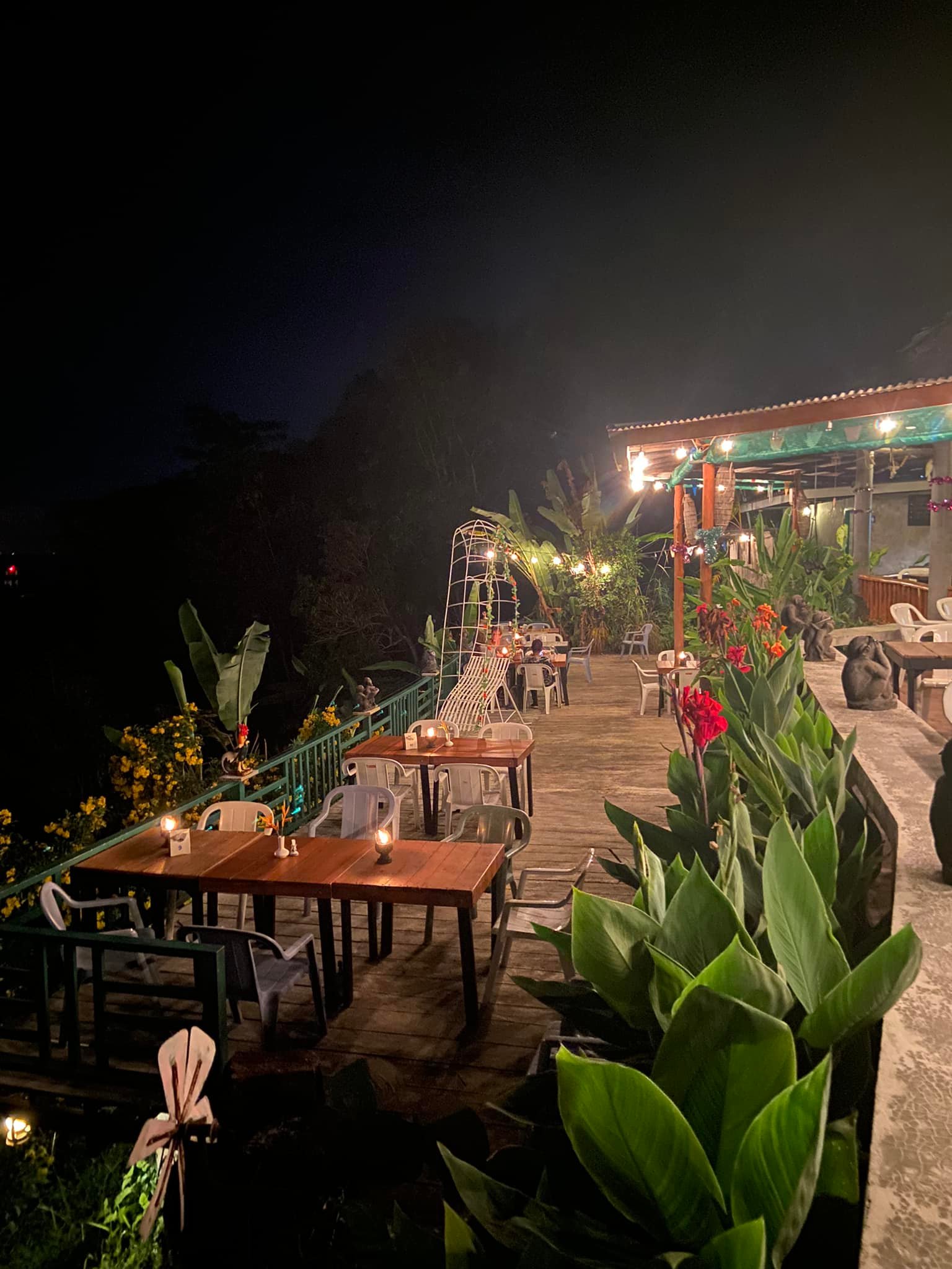 มันโภชนา, เรอดังซีฟู้ด, บ้านเขาหลักซีฟู้ด, ครัวนายอั๊ง เขาหลัก, ครัวมาดาม, เล่าลือ, ครัวผู้พัน เขาหลัก, แปะเถียร เป็ดย่าง เขาหลัก, Peter Pan, เจ๊น้อง ร้านอาหารพื้นเมืองพังงา, KhaoLak Phu View, ครัว หลวงเทน (หรอยที่สุดในเมืองมนุษย์), ครัวน้ำตา