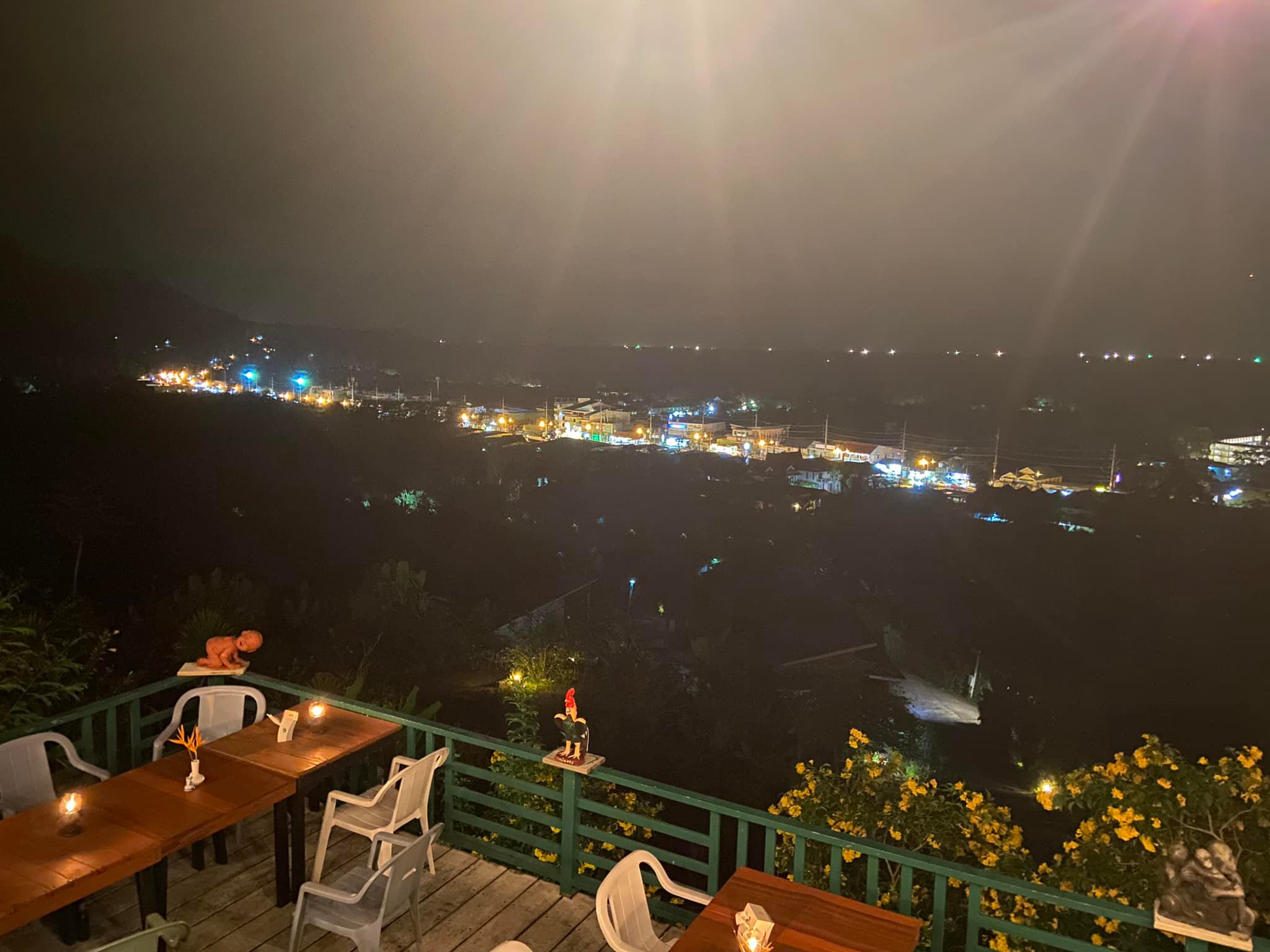 มันโภชนา, เรอดังซีฟู้ด, บ้านเขาหลักซีฟู้ด, ครัวนายอั๊ง เขาหลัก, ครัวมาดาม, เล่าลือ, ครัวผู้พัน เขาหลัก, แปะเถียร เป็ดย่าง เขาหลัก, Peter Pan, เจ๊น้อง ร้านอาหารพื้นเมืองพังงา, KhaoLak Phu View, ครัว หลวงเทน (หรอยที่สุดในเมืองมนุษย์), ครัวน้ำตา