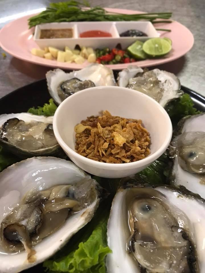 มันโภชนา, เรอดังซีฟู้ด, บ้านเขาหลักซีฟู้ด, ครัวนายอั๊ง เขาหลัก, ครัวมาดาม, เล่าลือ, ครัวผู้พัน เขาหลัก, แปะเถียร เป็ดย่าง เขาหลัก, Peter Pan, เจ๊น้อง ร้านอาหารพื้นเมืองพังงา, KhaoLak Phu View, ครัว หลวงเทน (หรอยที่สุดในเมืองมนุษย์), ครัวน้ำตา