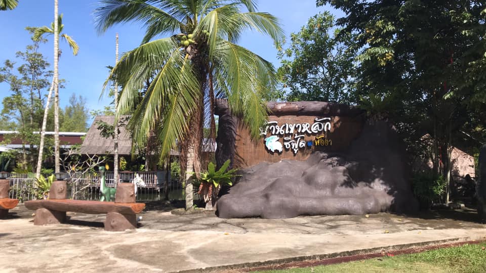 มันโภชนา, เรอดังซีฟู้ด, บ้านเขาหลักซีฟู้ด, ครัวนายอั๊ง เขาหลัก, ครัวมาดาม, เล่าลือ, ครัวผู้พัน เขาหลัก, แปะเถียร เป็ดย่าง เขาหลัก, Peter Pan, เจ๊น้อง ร้านอาหารพื้นเมืองพังงา, KhaoLak Phu View, ครัว หลวงเทน (หรอยที่สุดในเมืองมนุษย์), ครัวน้ำตา