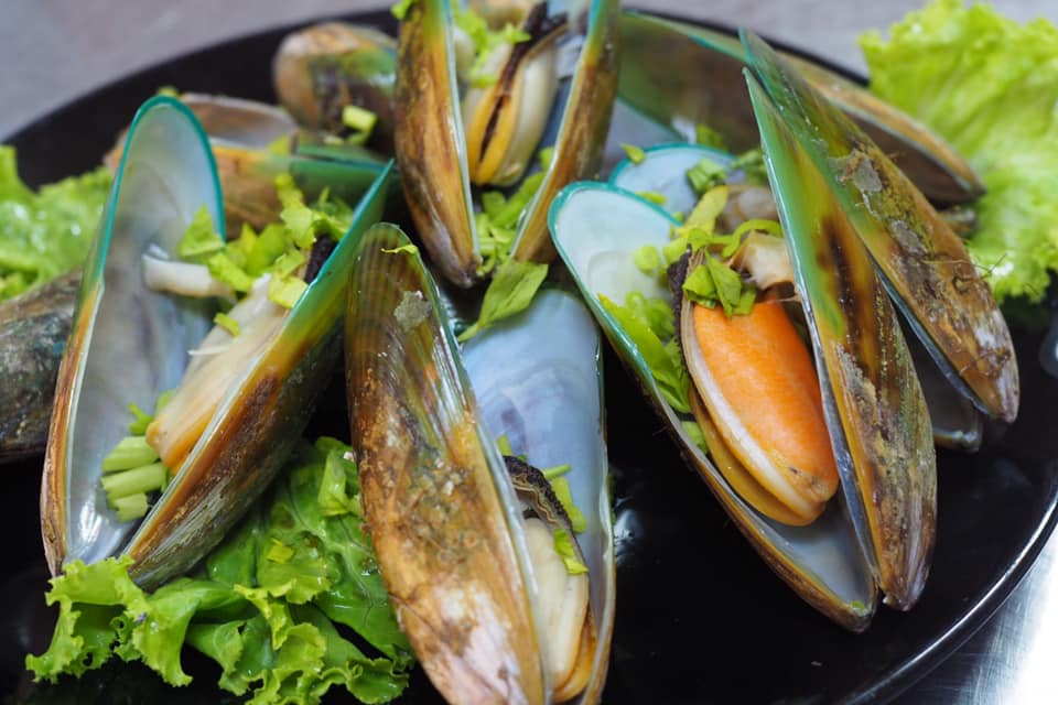 มันโภชนา, เรอดังซีฟู้ด, บ้านเขาหลักซีฟู้ด, ครัวนายอั๊ง เขาหลัก, ครัวมาดาม, เล่าลือ, ครัวผู้พัน เขาหลัก, แปะเถียร เป็ดย่าง เขาหลัก, Peter Pan, เจ๊น้อง ร้านอาหารพื้นเมืองพังงา, KhaoLak Phu View, ครัว หลวงเทน (หรอยที่สุดในเมืองมนุษย์), ครัวน้ำตา