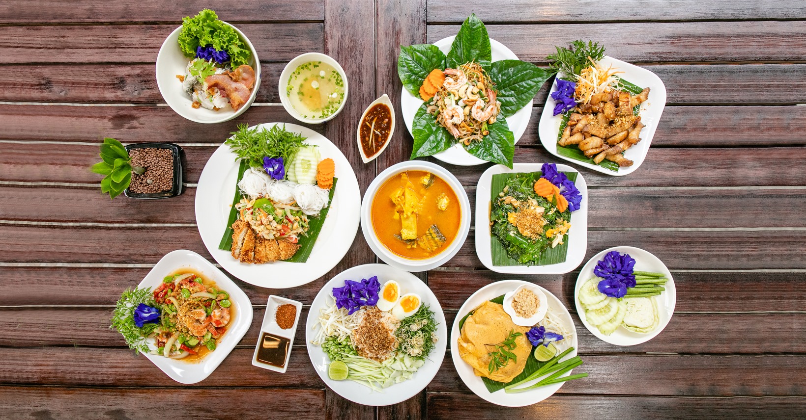 มันโภชนา, เรอดังซีฟู้ด, บ้านเขาหลักซีฟู้ด, ครัวนายอั๊ง เขาหลัก, ครัวมาดาม, เล่าลือ, ครัวผู้พัน เขาหลัก, แปะเถียร เป็ดย่าง เขาหลัก, Peter Pan, เจ๊น้อง ร้านอาหารพื้นเมืองพังงา, KhaoLak Phu View, ครัว หลวงเทน (หรอยที่สุดในเมืองมนุษย์), ครัวน้ำตา