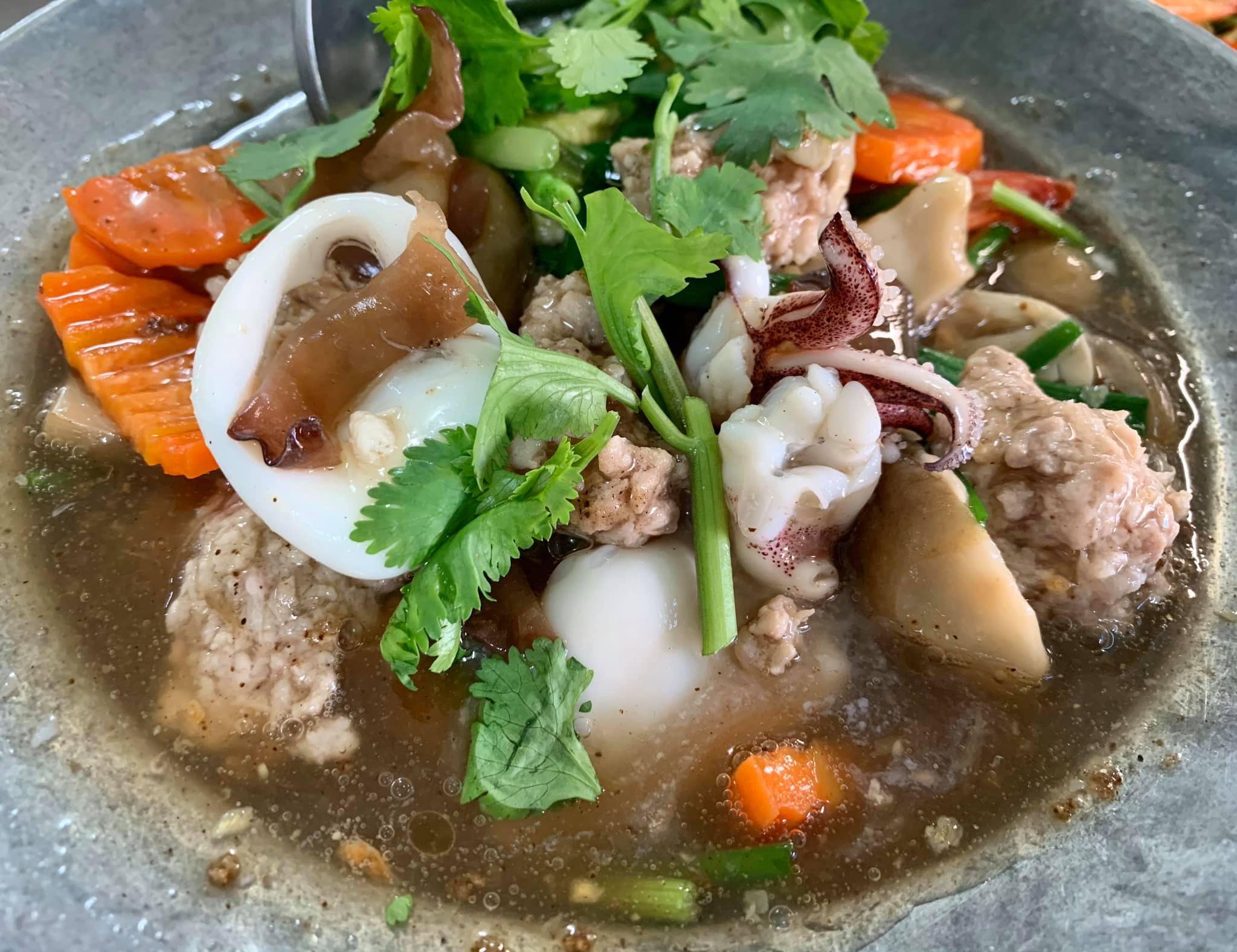 ครัวเจ๊นงค์ซีฟู๊ด, แม่ลูกจันทน์, สาขาบางตะบูน, โคตรหมู, ครัวริมเล ปูเป็น, Luckyseafood 2, ครัวไข่มุกปูเป็น, เจ๊เหมียวทะเลสด, เปลญวน เพชรบุรี, ครัวเพชรน้ำฟ้า, วิวทะเลซีฟู้ดชะอำ, ป้าหยัน, พวงเพชร, ครัวห้วยทราย, กิ่งกาญจน์, รีแล็กซ์ เพชรบุรี, เรือแลเล บางตะบูน, สวนอาหาร "ล้านอร่อย", บางตะบูนเบย์, ครัวปรียานนท์ หาดเจ้าสำราญ, สังเวียนซีฟู้ด Sungwean seafood