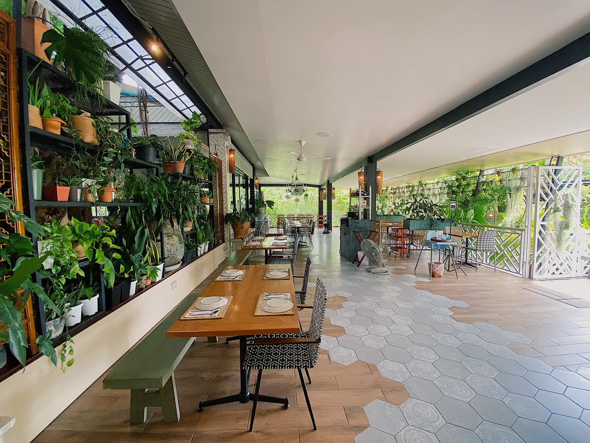 ครัวเจ๊นงค์ซีฟู๊ด, แม่ลูกจันทน์, สาขาบางตะบูน, โคตรหมู, ครัวริมเล ปูเป็น, Luckyseafood 2, ครัวไข่มุกปูเป็น, เจ๊เหมียวทะเลสด, เปลญวน เพชรบุรี, ครัวเพชรน้ำฟ้า, วิวทะเลซีฟู้ดชะอำ, ป้าหยัน, พวงเพชร, ครัวห้วยทราย, กิ่งกาญจน์, รีแล็กซ์ เพชรบุรี, เรือแลเล บางตะบูน, สวนอาหาร "ล้านอร่อย", บางตะบูนเบย์, ครัวปรียานนท์ หาดเจ้าสำราญ, สังเวียนซีฟู้ด Sungwean seafood