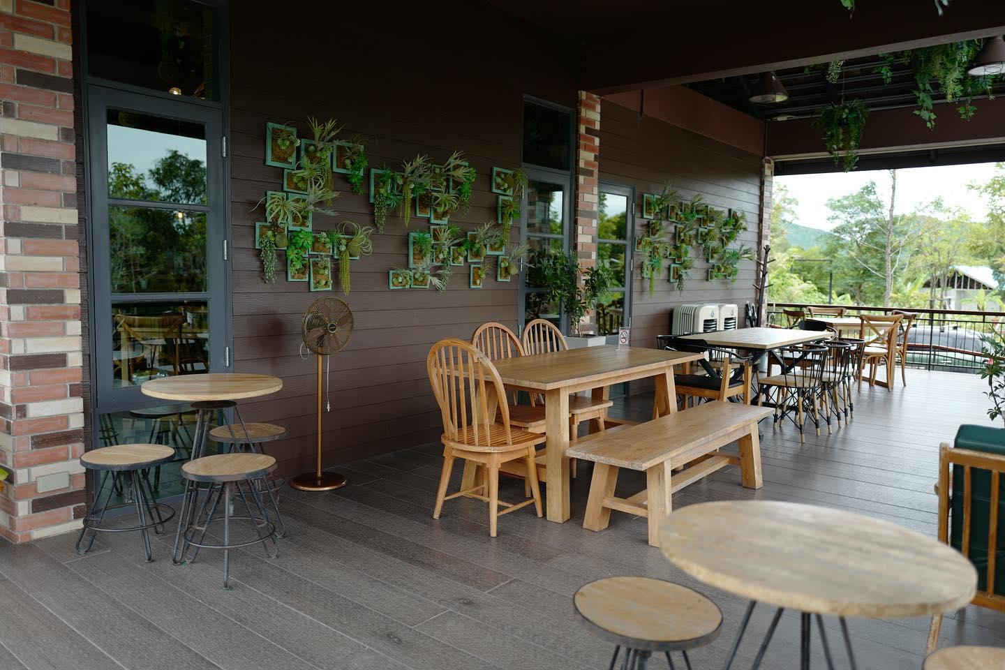 พริบพรี คาเฟ่, FOX COFF, Begiin, Coco&amp;coff, Good time Cafe', Me Cafe' Phetchaburi, Tumlay Cafe &amp; Bar, Ka-nod Café, พิเศษ กาแฟ, อากงคาเฟ่, LoveBread Thailand, SPACE TIME Cafe’ Phetchaburi, ณ โรงนา คาเฟ่