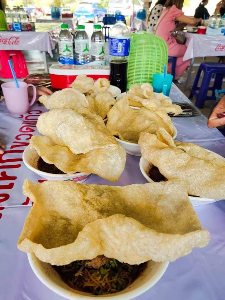 ร้านก๋วยเตี๋ยวยายปุก วัดธรรมนิมิต จ.สมุทรสงคราม, เตี๋ยว ตก กะลา, ก๋องเมงจั้น บะหมี่เกี๊ยว, ร้านอาหาร เกาเหลากรุงไทย, ก๋วยเตี๋ยวหมูมะนาว แม่บุญมี, ก๋วยเตี๋ยวเรือแคปลั่น หมูน้ำตก-น้ำแดง, แซ่บเตี๋ยวห้อยขา บ้าน ณ ตุ๊กจ้า, ก๋วยเตี๋ยวเนื้อ-หมูน้ำแดง ลุงพร เจ้าเก่าคลองตะโก, ก๋วยเตี๋ยวหมูย่างกะทิสด อัมพวา, ก๋วยเตี๋ยวปลาคลองโคน, เจ๊เล็กก๋วยเตี๋ยวเป็ด วัดแก้วฟ้า, ร้านลูกชิ้นวีระ แม่กลอง, ร้านชุ้นพานิช เจ้อั้ง, บ้านเตี๋ยวทรงไทย