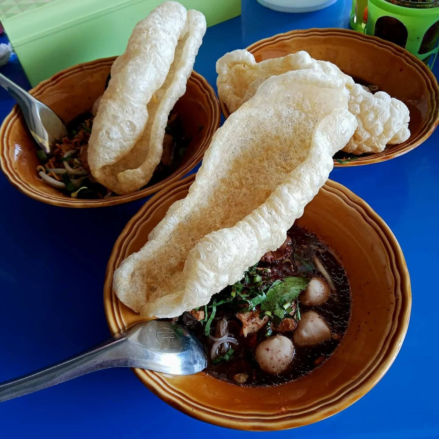 ร้านก๋วยเตี๋ยวยายปุก วัดธรรมนิมิต จ.สมุทรสงคราม, เตี๋ยว ตก กะลา, ก๋องเมงจั้น บะหมี่เกี๊ยว, ร้านอาหาร เกาเหลากรุงไทย, ก๋วยเตี๋ยวหมูมะนาว แม่บุญมี, ก๋วยเตี๋ยวเรือแคปลั่น หมูน้ำตก-น้ำแดง, แซ่บเตี๋ยวห้อยขา บ้าน ณ ตุ๊กจ้า, ก๋วยเตี๋ยวเนื้อ-หมูน้ำแดง ลุงพร เจ้าเก่าคลองตะโก, ก๋วยเตี๋ยวหมูย่างกะทิสด อัมพวา, ก๋วยเตี๋ยวปลาคลองโคน, เจ๊เล็กก๋วยเตี๋ยวเป็ด วัดแก้วฟ้า, ร้านลูกชิ้นวีระ แม่กลอง, ร้านชุ้นพานิช เจ้อั้ง, บ้านเตี๋ยวทรงไทย