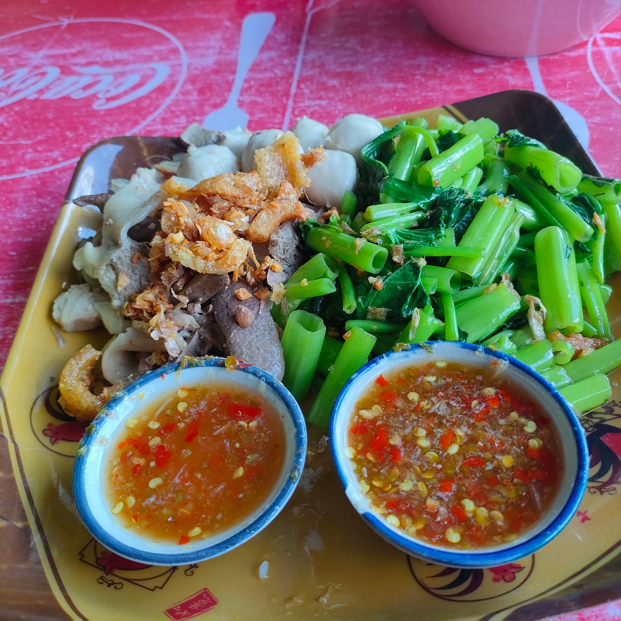 ร้านก๋วยเตี๋ยวยายปุก วัดธรรมนิมิต จ.สมุทรสงคราม, เตี๋ยว ตก กะลา, ก๋องเมงจั้น บะหมี่เกี๊ยว, ร้านอาหาร เกาเหลากรุงไทย, ก๋วยเตี๋ยวหมูมะนาว แม่บุญมี, ก๋วยเตี๋ยวเรือแคปลั่น หมูน้ำตก-น้ำแดง, แซ่บเตี๋ยวห้อยขา บ้าน ณ ตุ๊กจ้า, ก๋วยเตี๋ยวเนื้อ-หมูน้ำแดง ลุงพร เจ้าเก่าคลองตะโก, ก๋วยเตี๋ยวหมูย่างกะทิสด อัมพวา, ก๋วยเตี๋ยวปลาคลองโคน, เจ๊เล็กก๋วยเตี๋ยวเป็ด วัดแก้วฟ้า, ร้านลูกชิ้นวีระ แม่กลอง, ร้านชุ้นพานิช เจ้อั้ง, บ้านเตี๋ยวทรงไทย