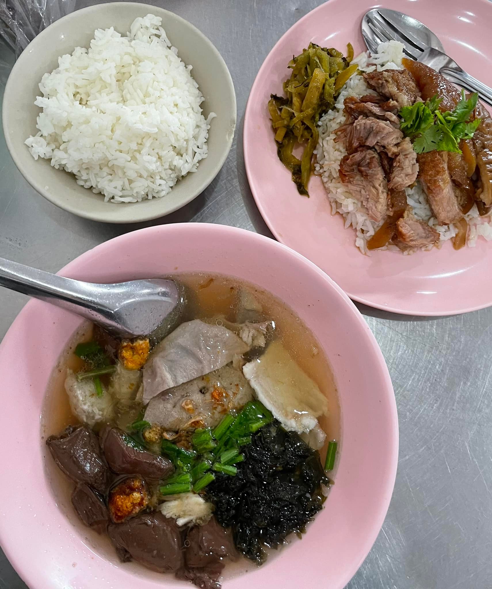 ร้านก๋วยเตี๋ยวยายปุก วัดธรรมนิมิต จ.สมุทรสงคราม, เตี๋ยว ตก กะลา, ก๋องเมงจั้น บะหมี่เกี๊ยว, ร้านอาหาร เกาเหลากรุงไทย, ก๋วยเตี๋ยวหมูมะนาว แม่บุญมี, ก๋วยเตี๋ยวเรือแคปลั่น หมูน้ำตก-น้ำแดง, แซ่บเตี๋ยวห้อยขา บ้าน ณ ตุ๊กจ้า, ก๋วยเตี๋ยวเนื้อ-หมูน้ำแดง ลุงพร เจ้าเก่าคลองตะโก, ก๋วยเตี๋ยวหมูย่างกะทิสด อัมพวา, ก๋วยเตี๋ยวปลาคลองโคน, เจ๊เล็กก๋วยเตี๋ยวเป็ด วัดแก้วฟ้า, ร้านลูกชิ้นวีระ แม่กลอง, ร้านชุ้นพานิช เจ้อั้ง, บ้านเตี๋ยวทรงไทย