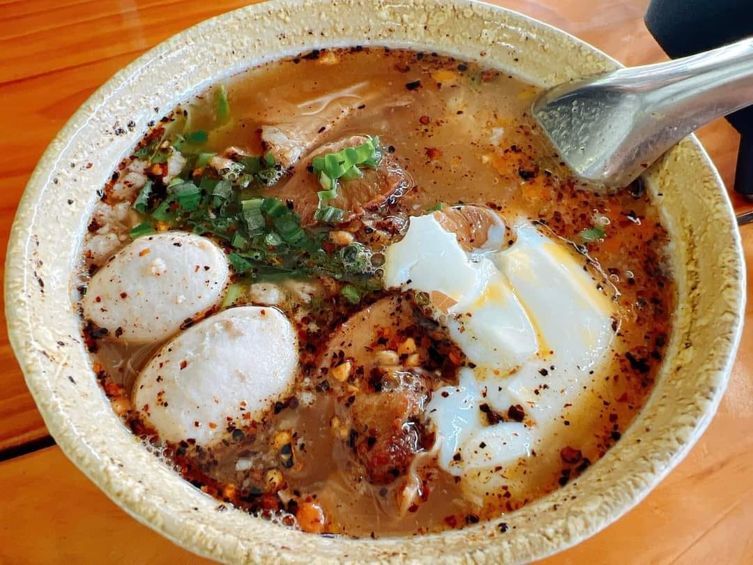 ร้านก๋วยเตี๋ยวยายปุก วัดธรรมนิมิต จ.สมุทรสงคราม, เตี๋ยว ตก กะลา, ก๋องเมงจั้น บะหมี่เกี๊ยว, ร้านอาหาร เกาเหลากรุงไทย, ก๋วยเตี๋ยวหมูมะนาว แม่บุญมี, ก๋วยเตี๋ยวเรือแคปลั่น หมูน้ำตก-น้ำแดง, แซ่บเตี๋ยวห้อยขา บ้าน ณ ตุ๊กจ้า, ก๋วยเตี๋ยวเนื้อ-หมูน้ำแดง ลุงพร เจ้าเก่าคลองตะโก, ก๋วยเตี๋ยวหมูย่างกะทิสด อัมพวา, ก๋วยเตี๋ยวปลาคลองโคน, เจ๊เล็กก๋วยเตี๋ยวเป็ด วัดแก้วฟ้า, ร้านลูกชิ้นวีระ แม่กลอง, ร้านชุ้นพานิช เจ้อั้ง, บ้านเตี๋ยวทรงไทย